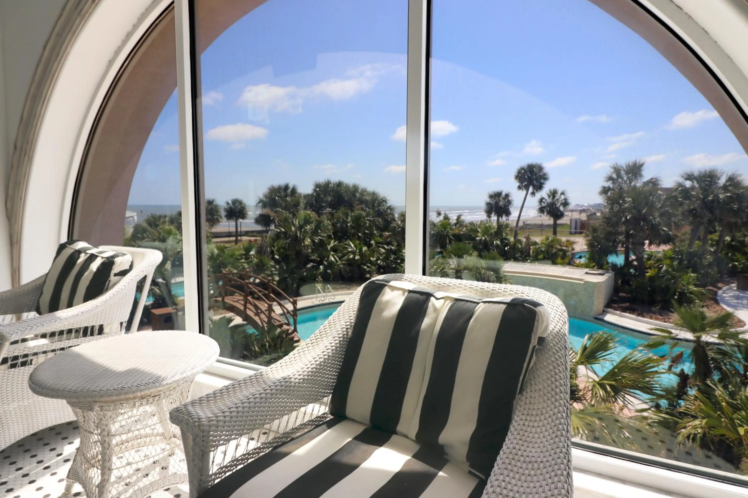 Beachfront Laid Back and Luxurious Diamond Beach Condo - Amazing Pools Amenities