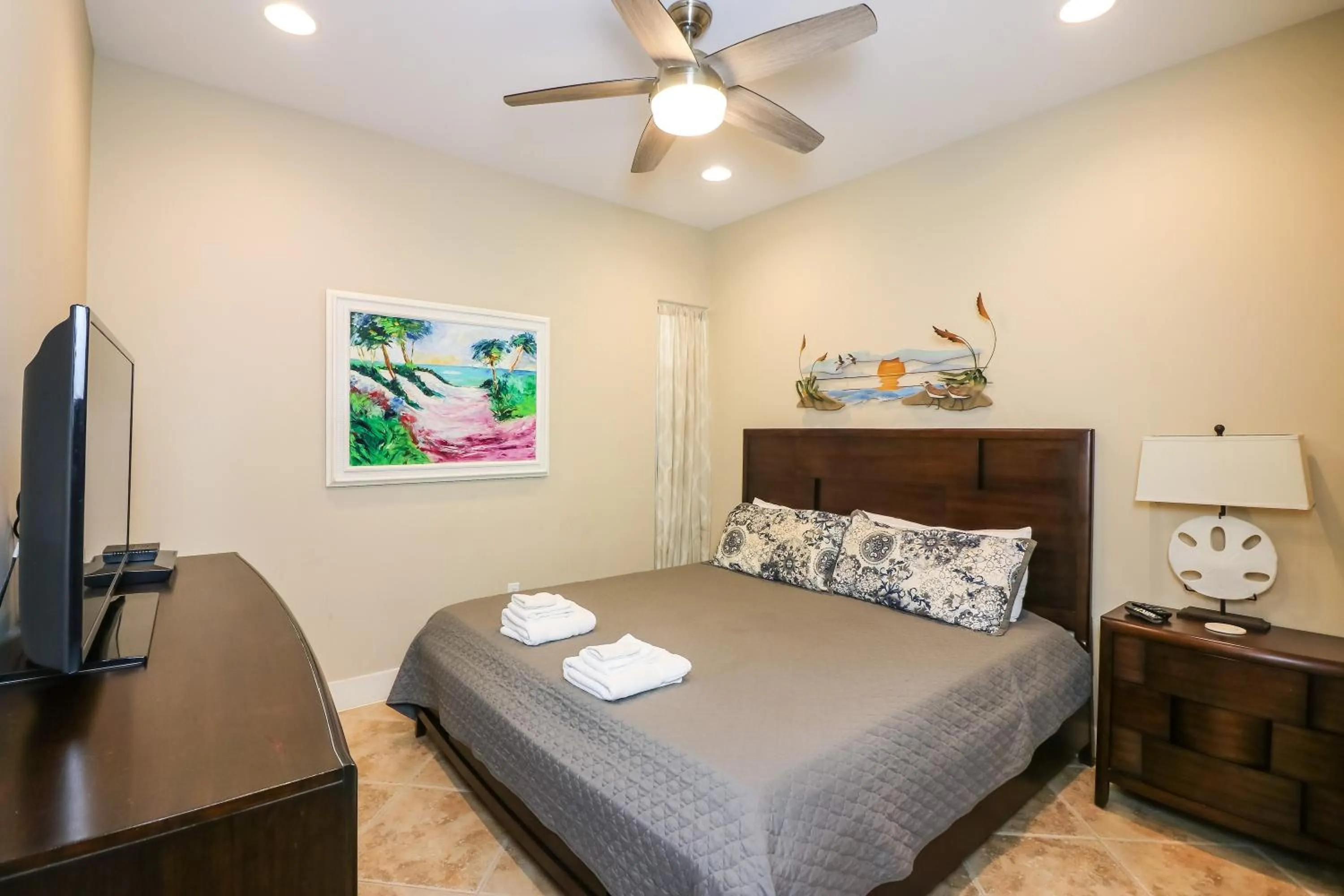 Bed in Beachfront Laid Back and Luxurious Diamond Beach Condo - Amazing Pools Amenities