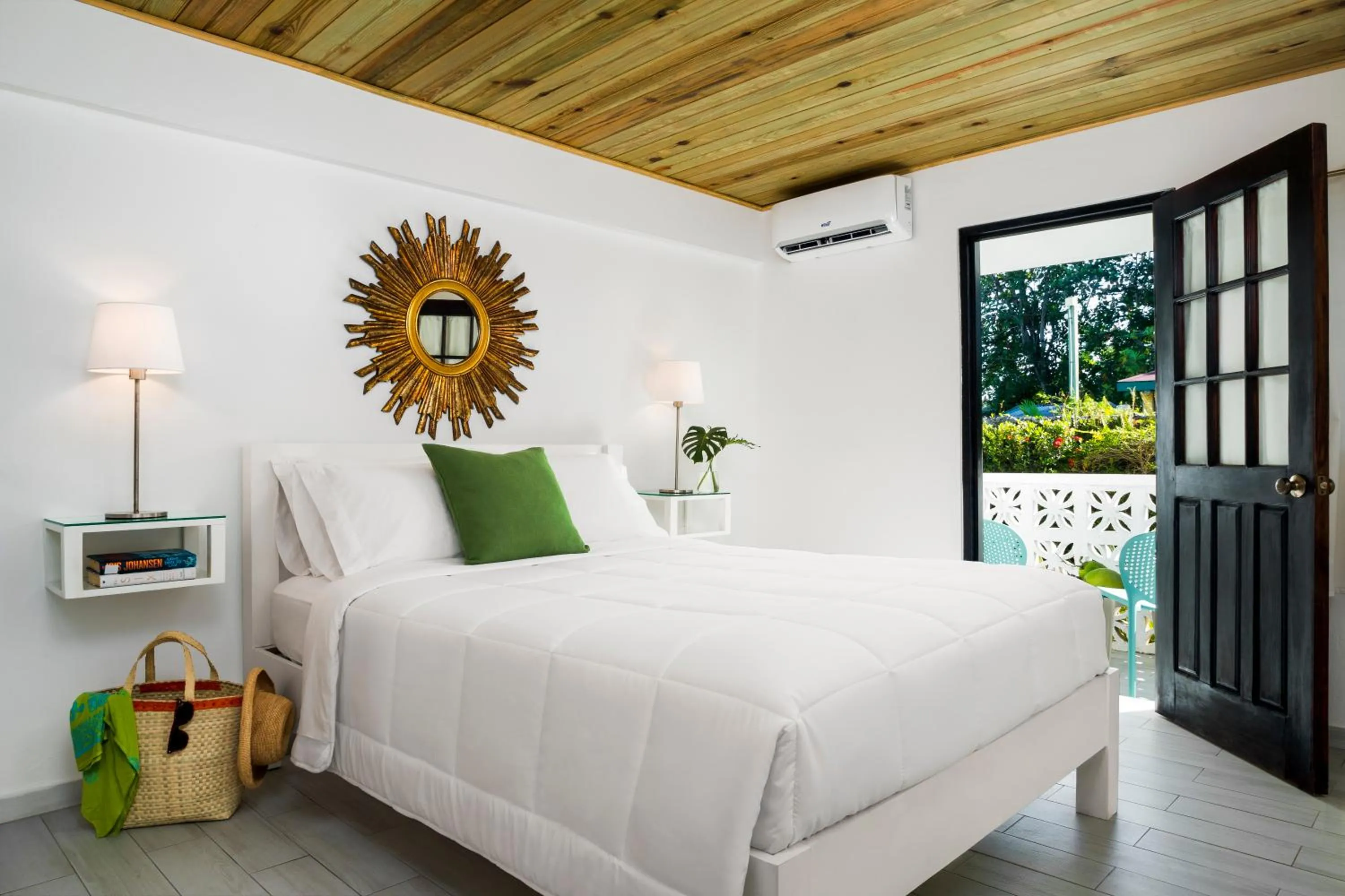 Photo of the whole room, Bed in White Sands Negril