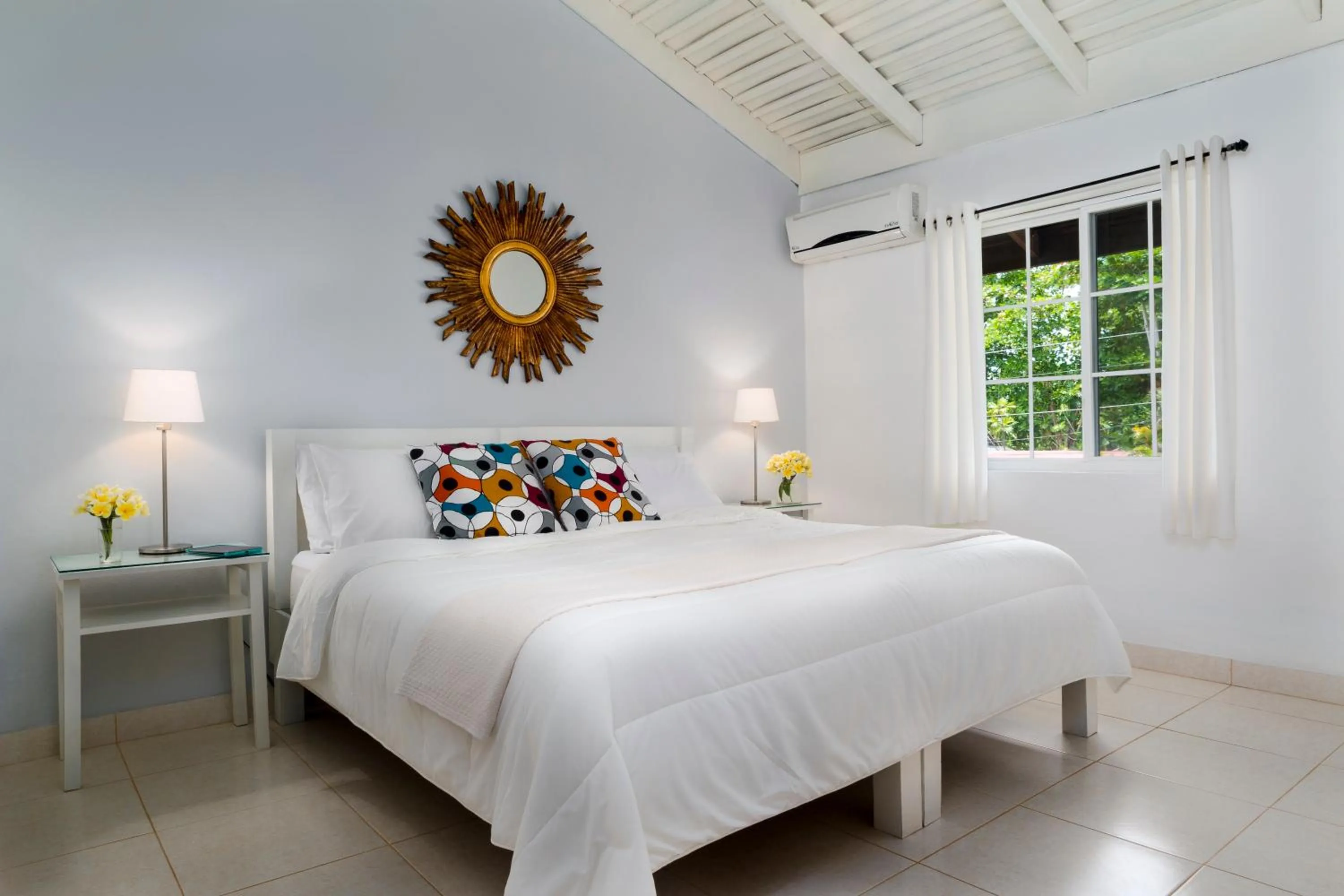 Photo of the whole room, Bed in White Sands Negril