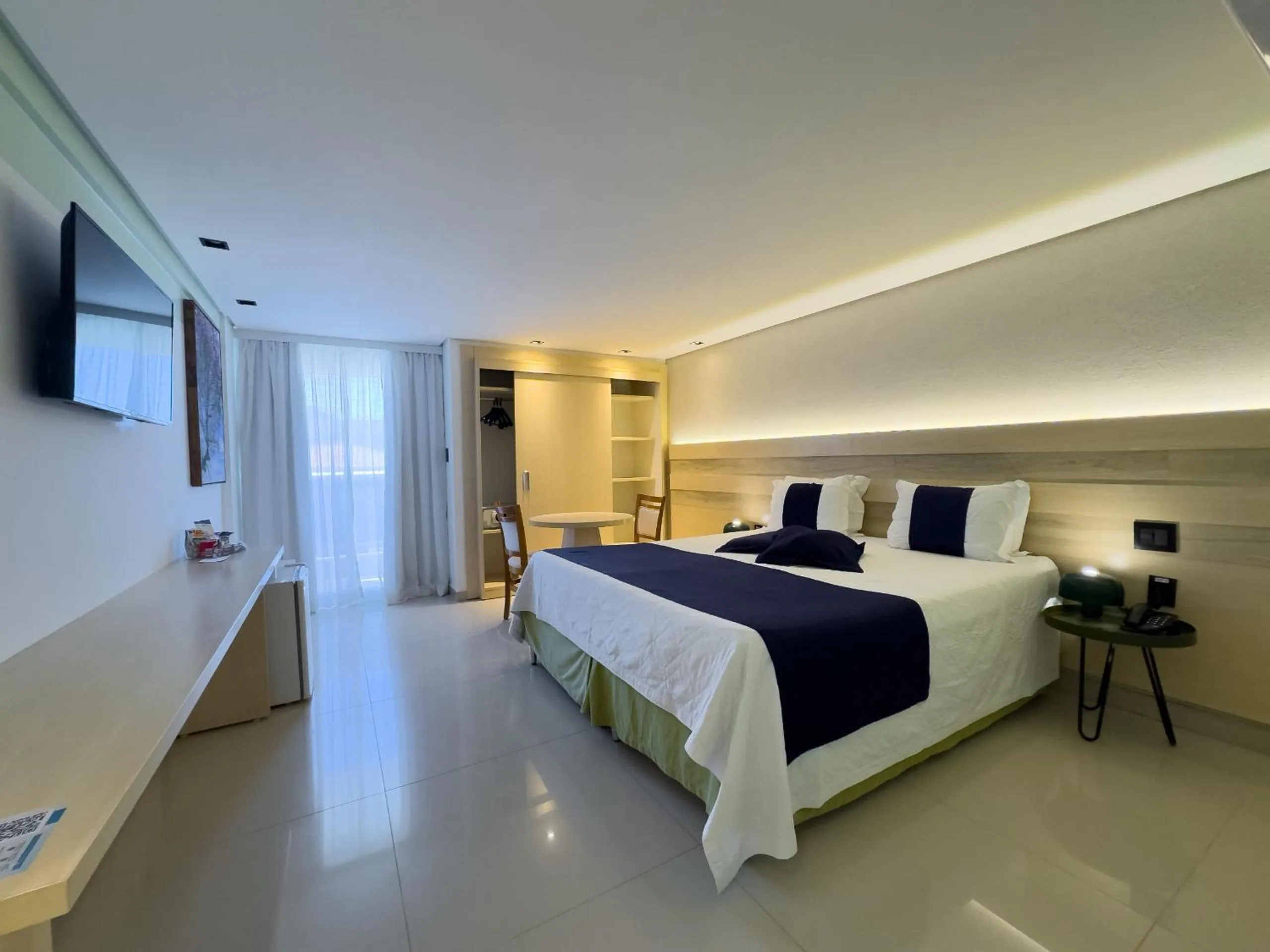 Communal lounge/ TV room, Bed in Laguna Praia Hotel