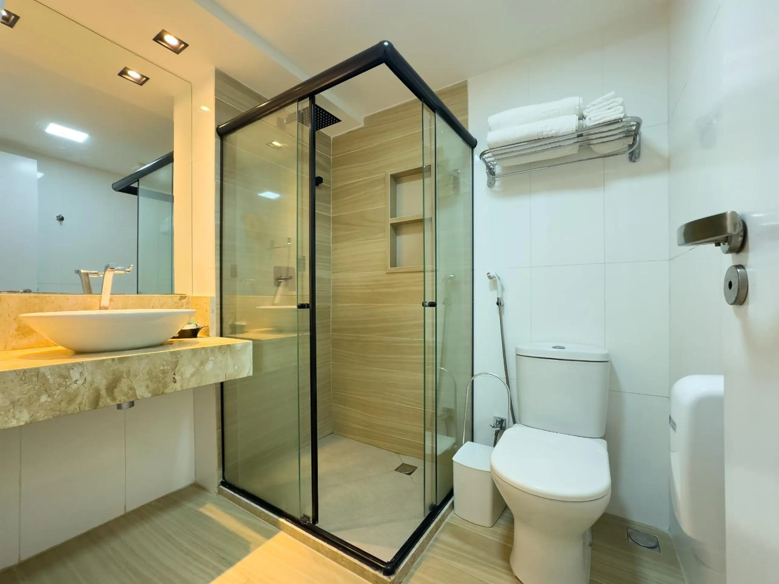 Shower in Laguna Praia Hotel