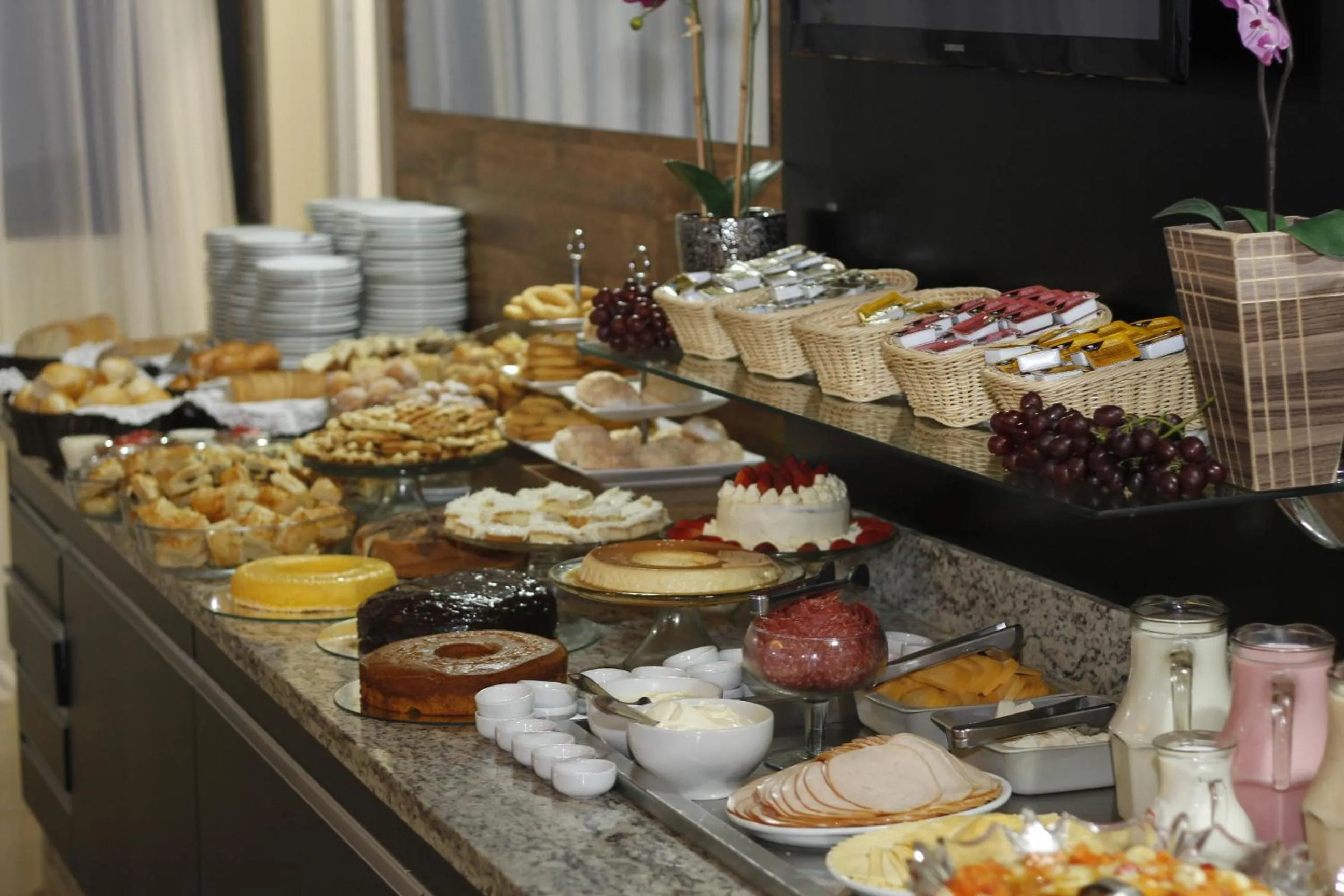 Buffet breakfast in Sky Ville Hotel Gramado