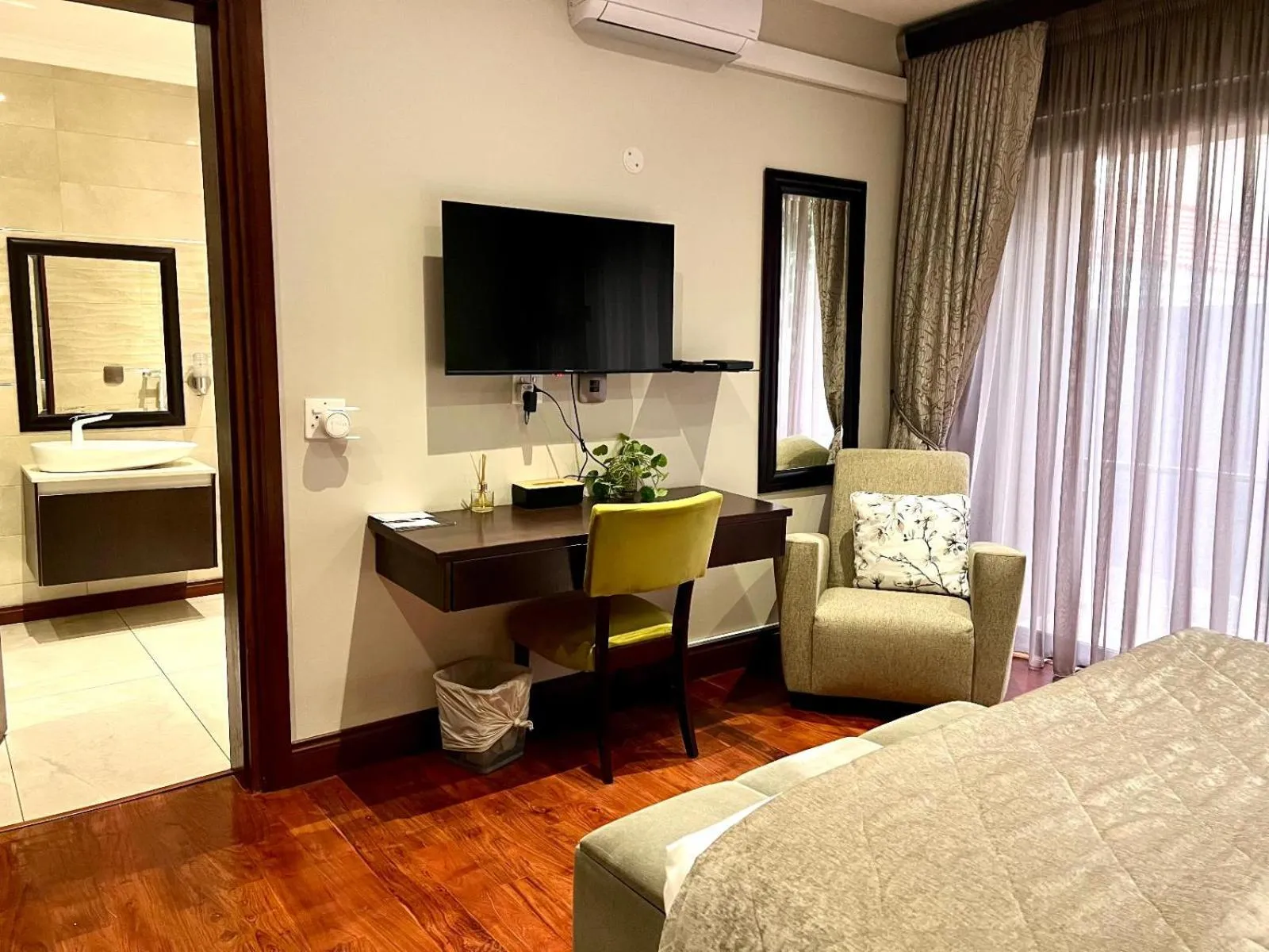 TV and multimedia in One O Eight Boutique Hotel