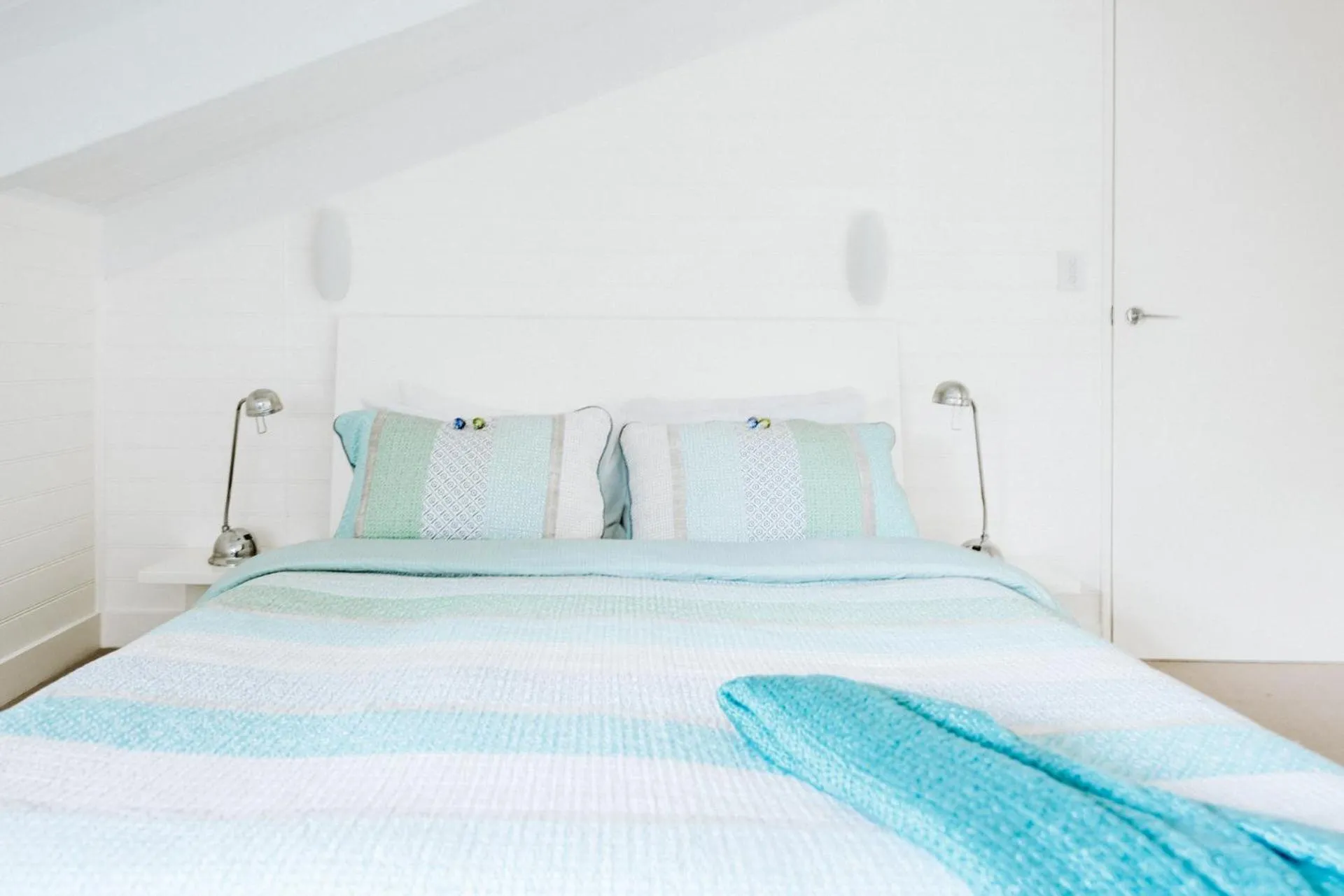 Bed in Rhyll Haven Luxury Getaway Apartments