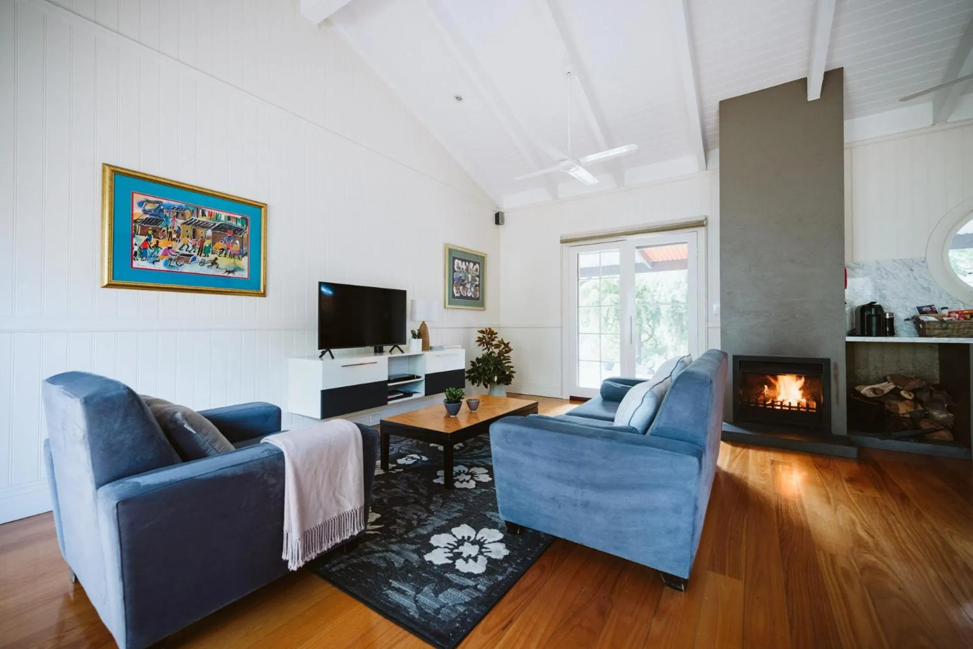 TV and multimedia in Rhyll Haven Luxury Getaway Apartments