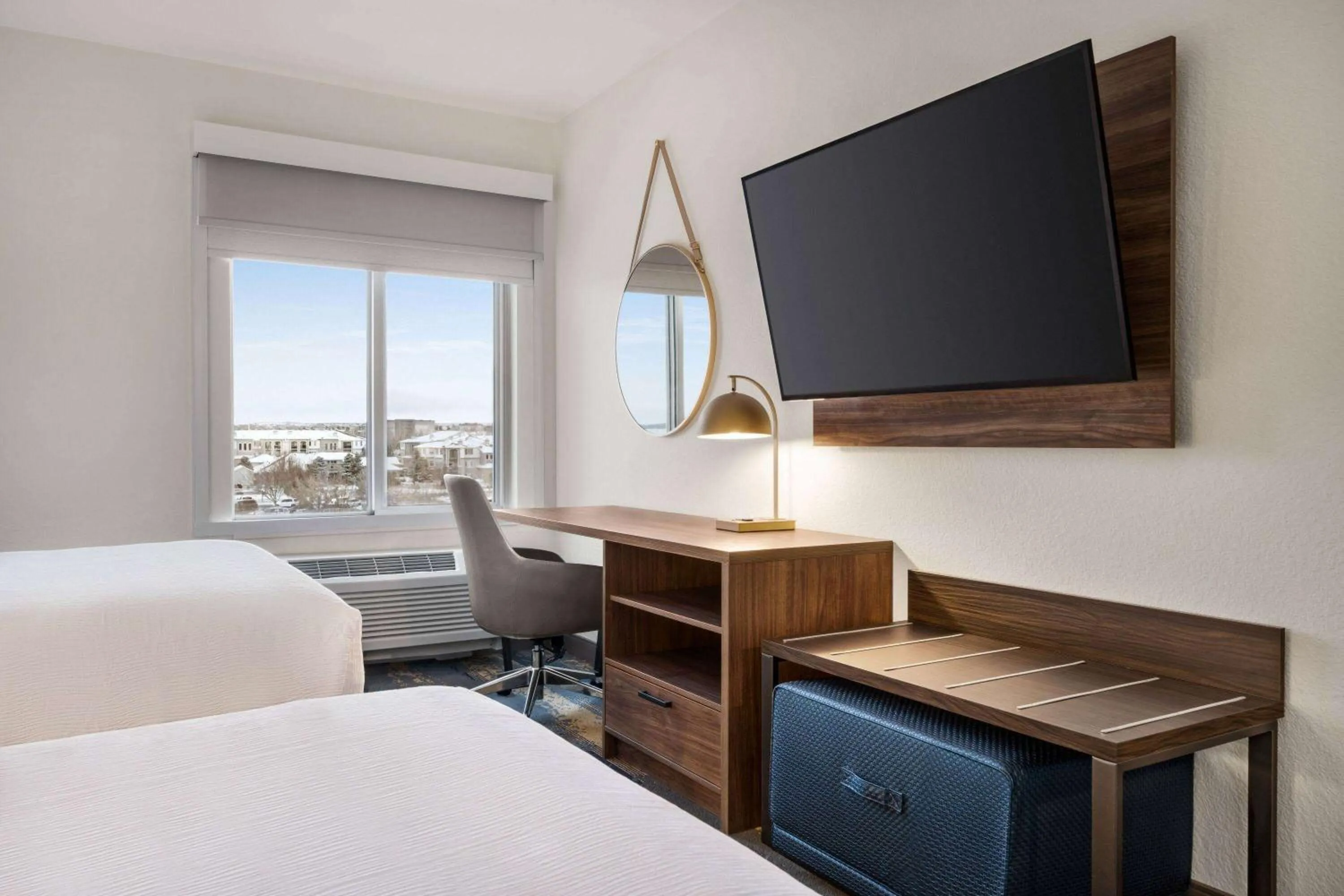 Photo of the whole room, Bed in La Quinta Inn & Suites by Wyndham Denver Parker