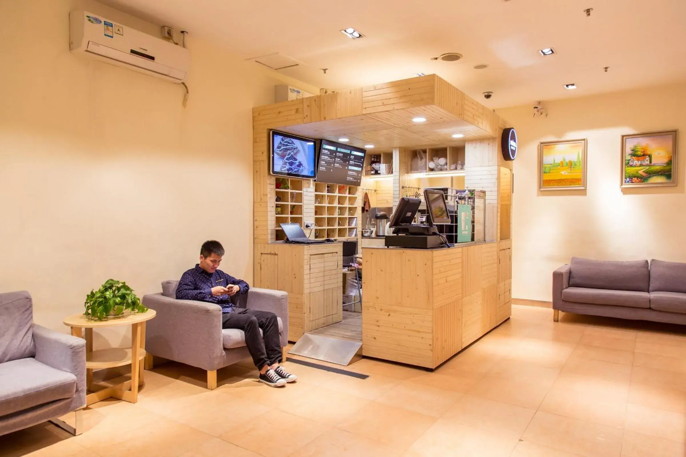 Lobby or reception in 7Days Premium Guangzhou Kecun Subway Station Lobby or reception in 7Days Premium Guangzhou Kecun Subway Station