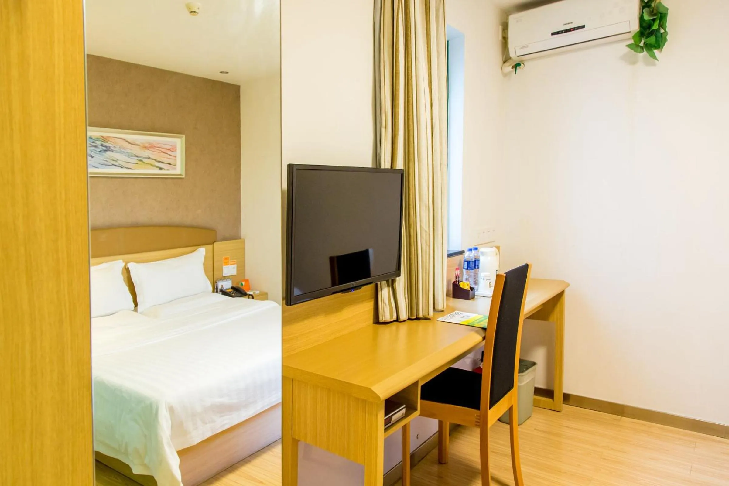 TV and multimedia in 7Days Premium Guangzhou Kecun Subway Station