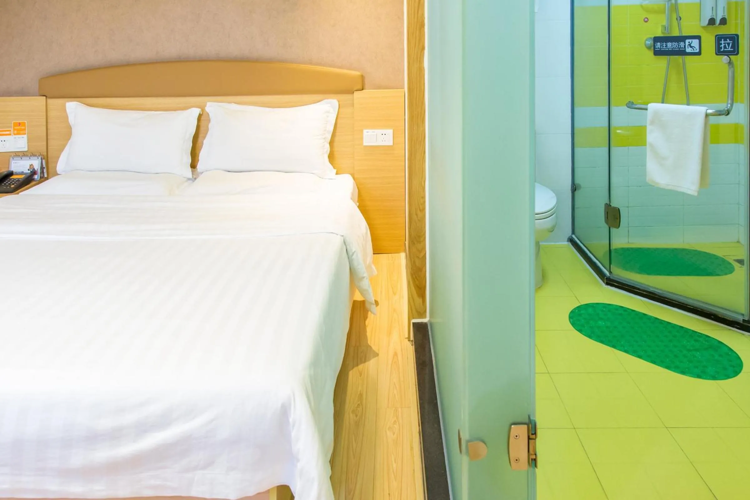 Bed in 7Days Premium Guangzhou Kecun Subway Station