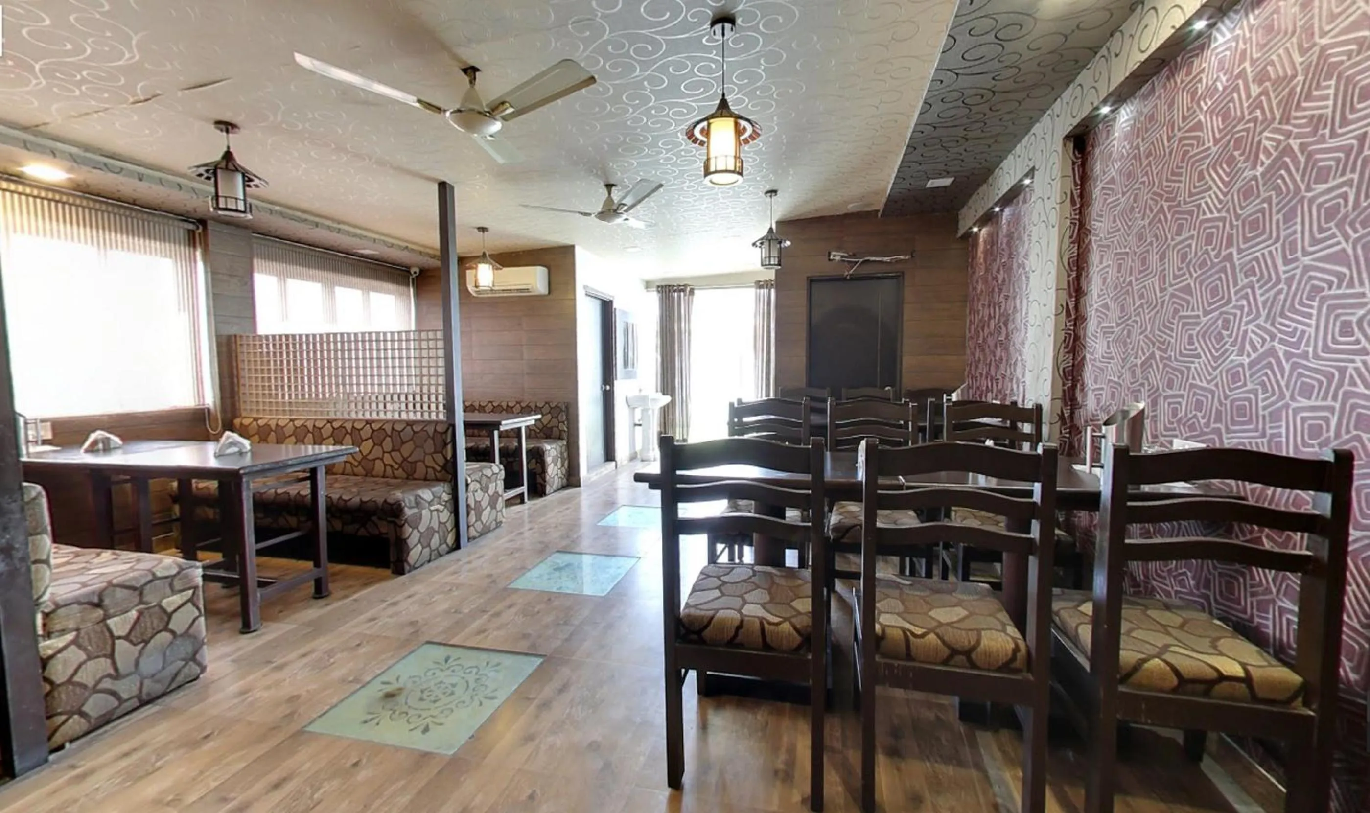Restaurant/Places to Eat in Hotel Mahadev Villa