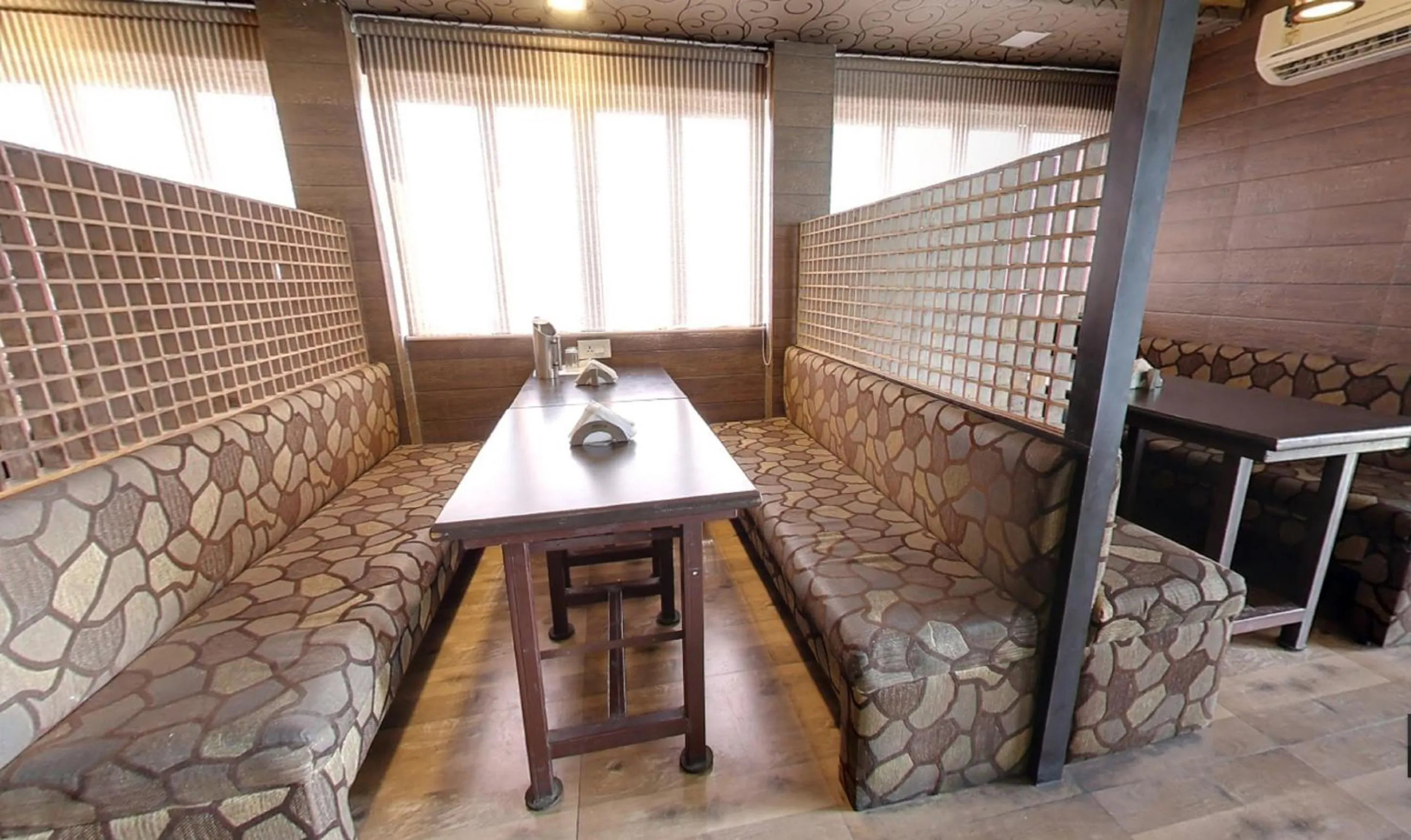 Restaurant/places to eat in Hotel Mahadev Villa