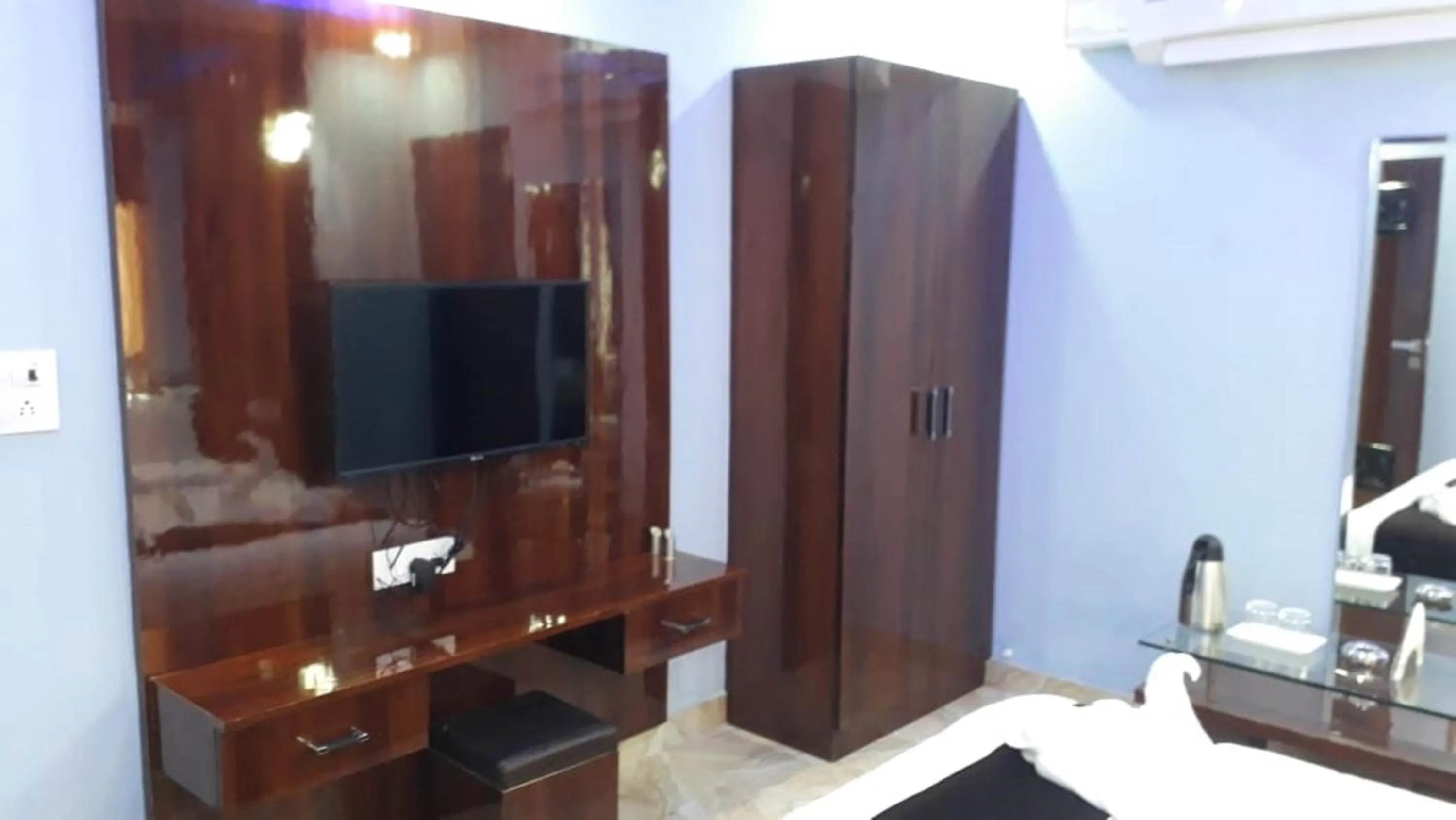 TV and multimedia, TV/Entertainment Center in Hotel Mahadev Villa