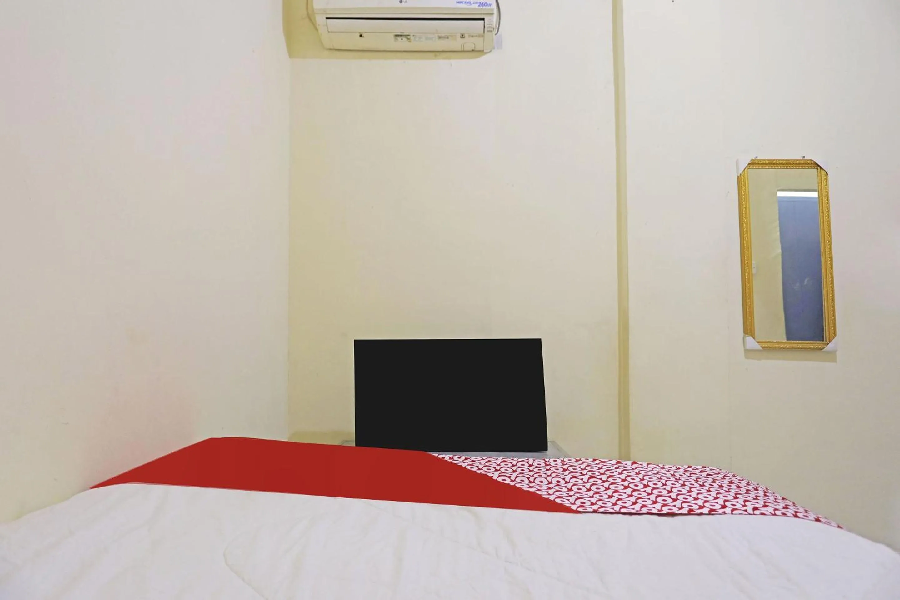 Bedroom, Bed in Hotel O Kartika Guest House SyariahNearPantai Stres