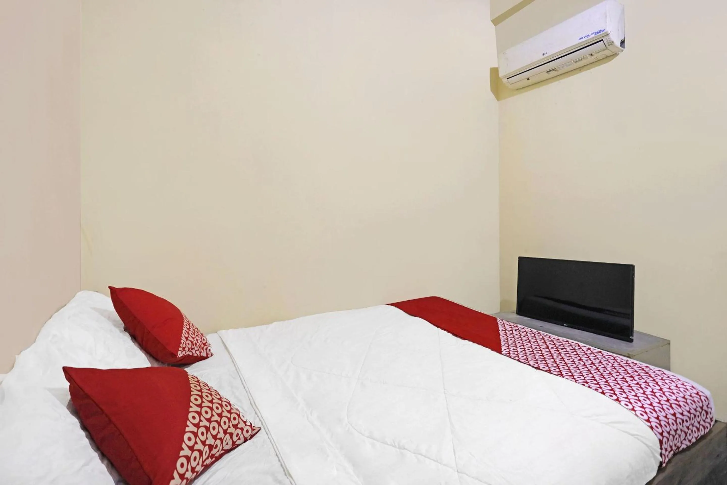 Bedroom, Bed in Hotel O Kartika Guest House SyariahNearPantai Stres