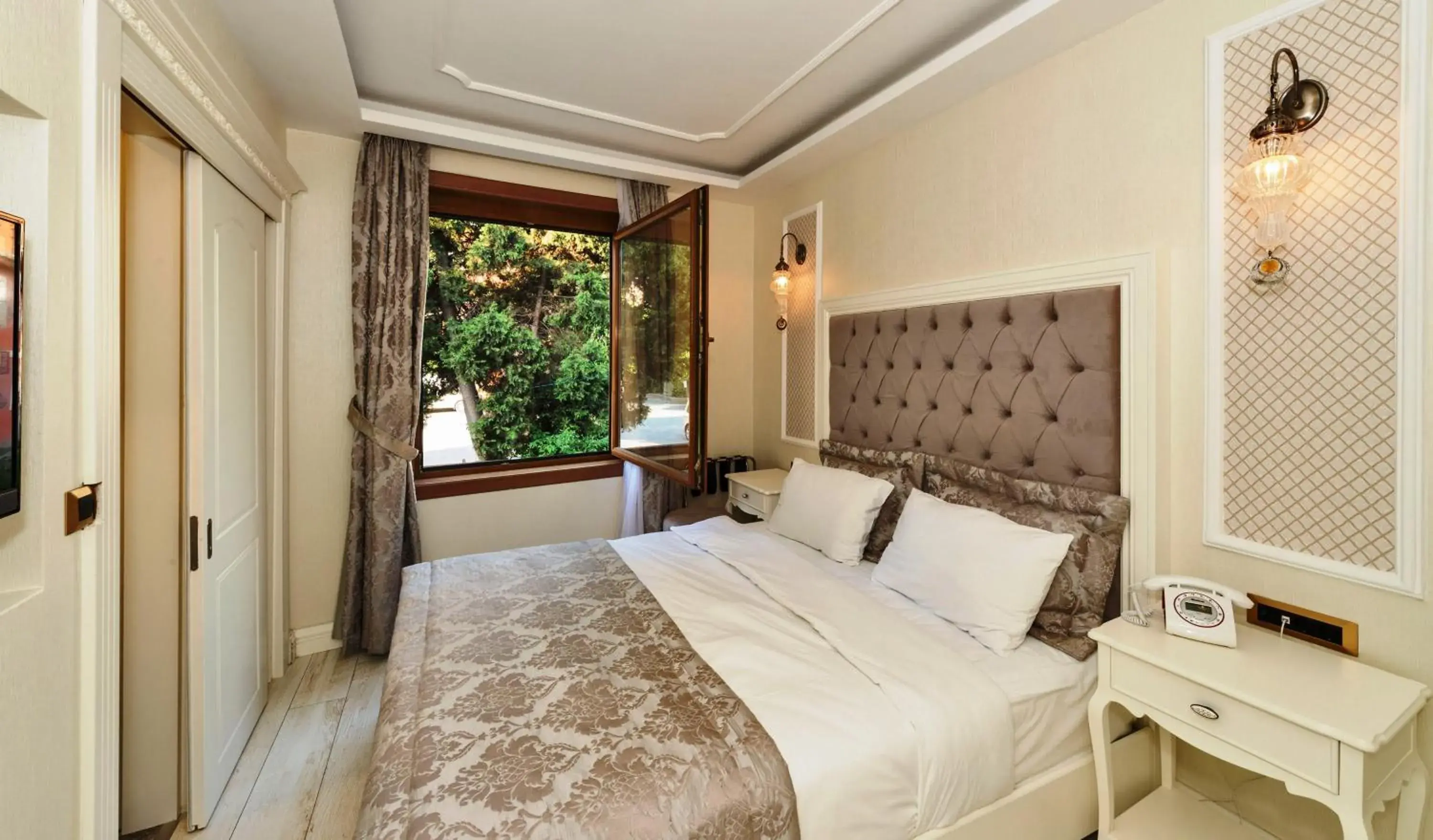 Bed in Zeynep Sultan Hotel Bed in Zeynep Sultan Hotel