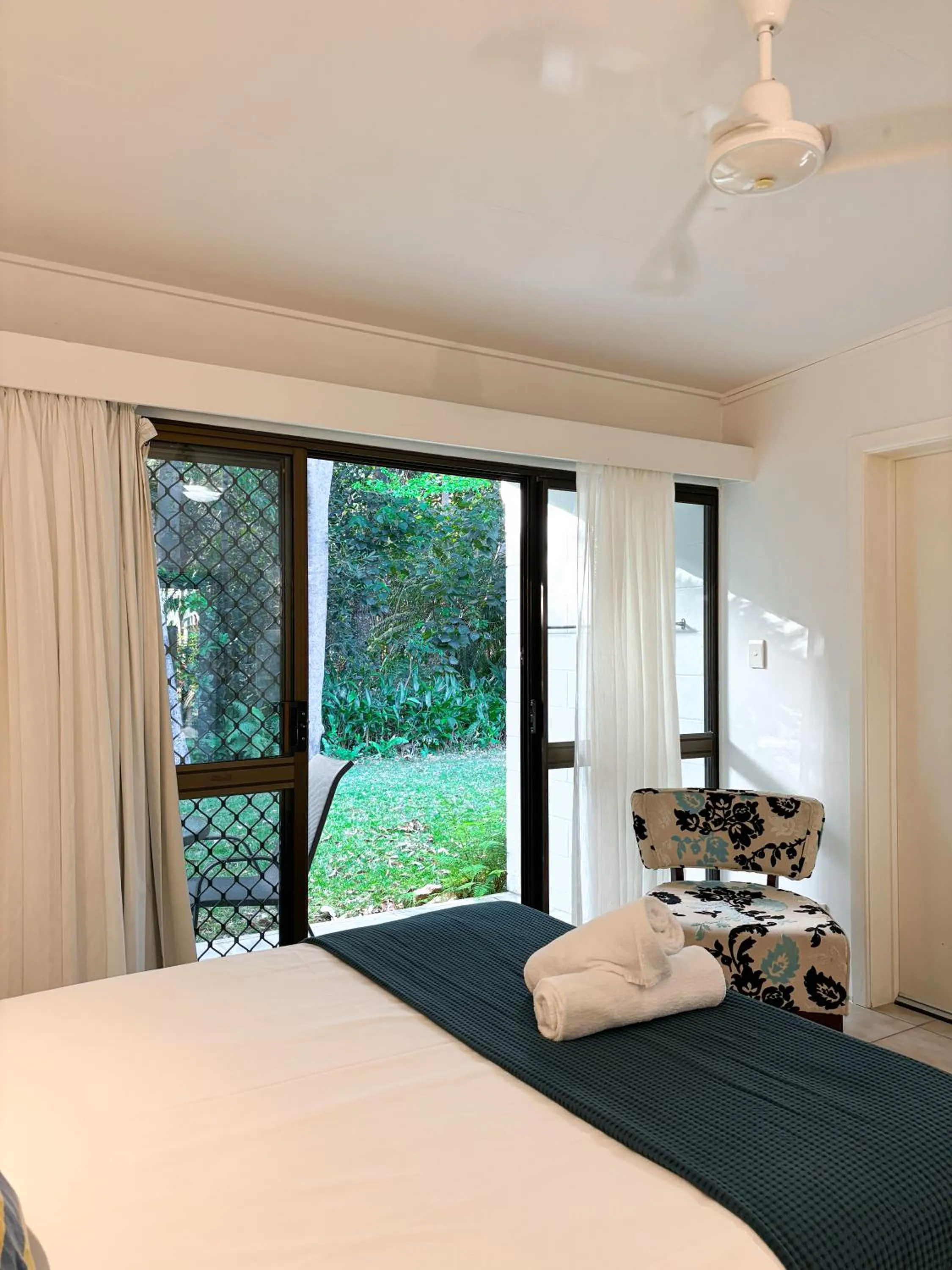 Patio, Bed in Amaroo On Mandalay, Magnetic Island
