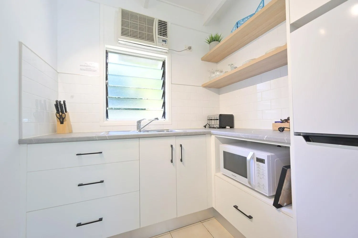 Kitchen or kitchenette in Amaroo On Mandalay, Magnetic Island