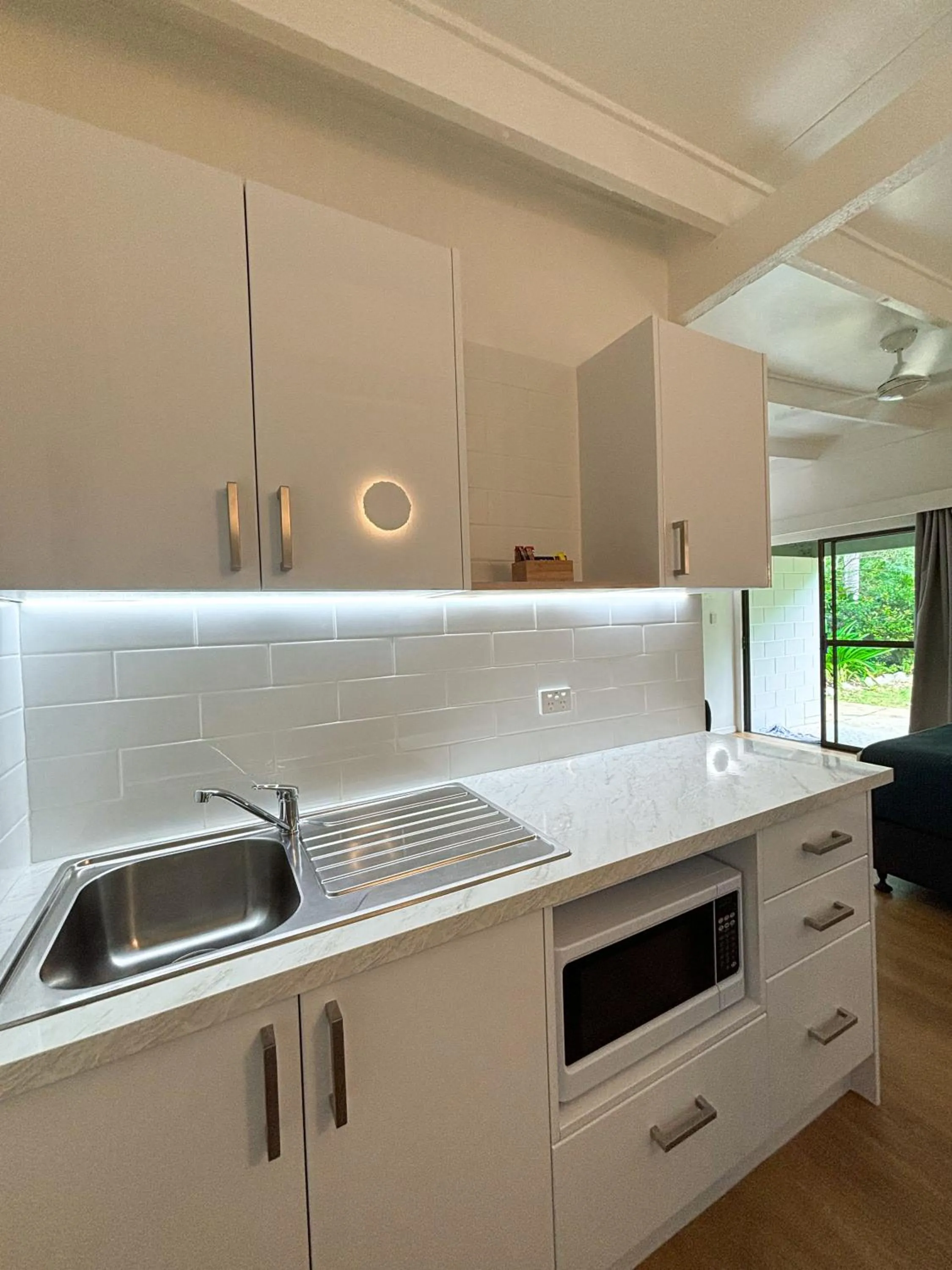 Kitchen or kitchenette in Amaroo On Mandalay, Magnetic Island