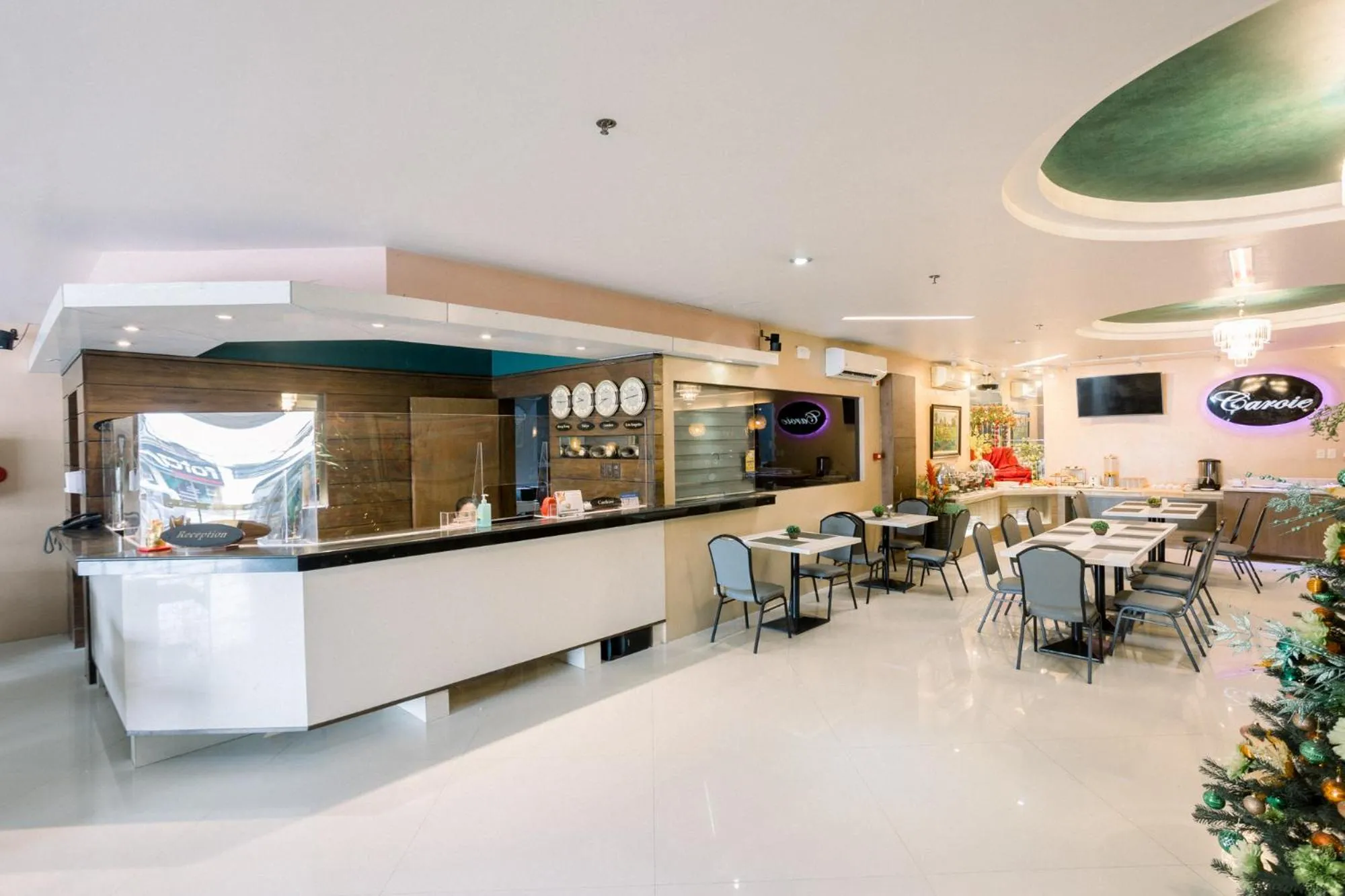 Restaurant/places to eat in Allure Hotel & Suites