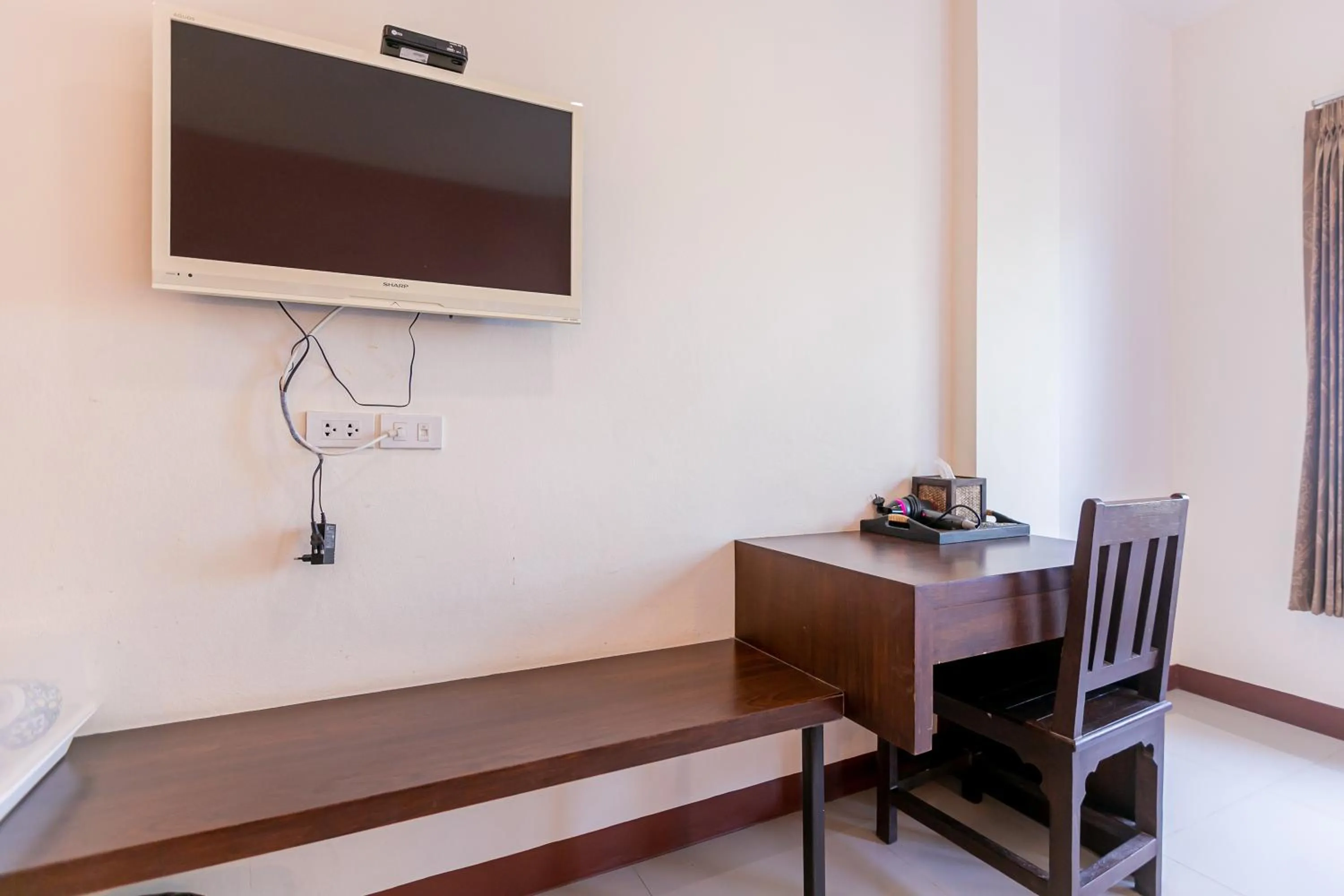 TV and multimedia in Panwalee Hotel