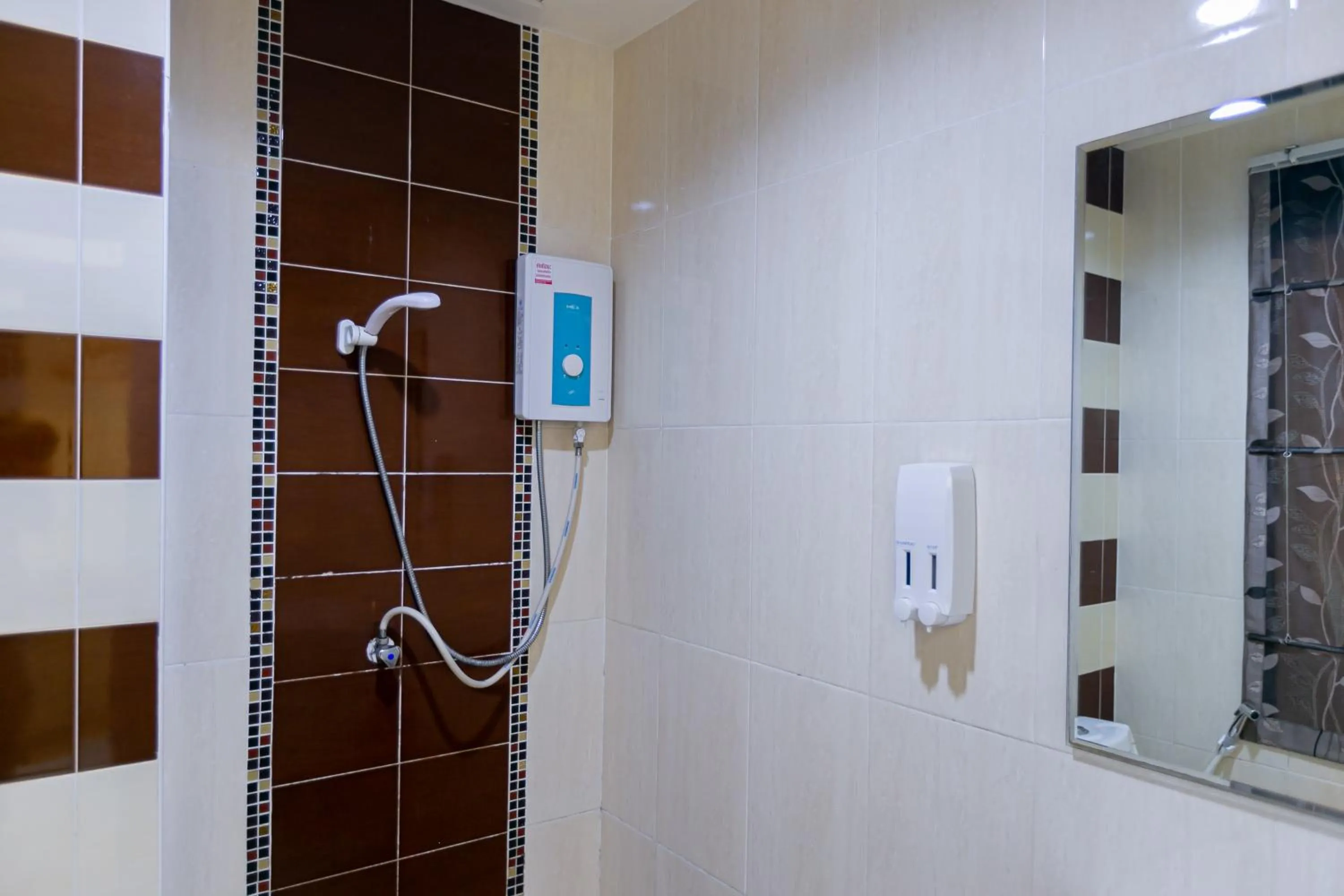 Shower in Panwalee Hotel