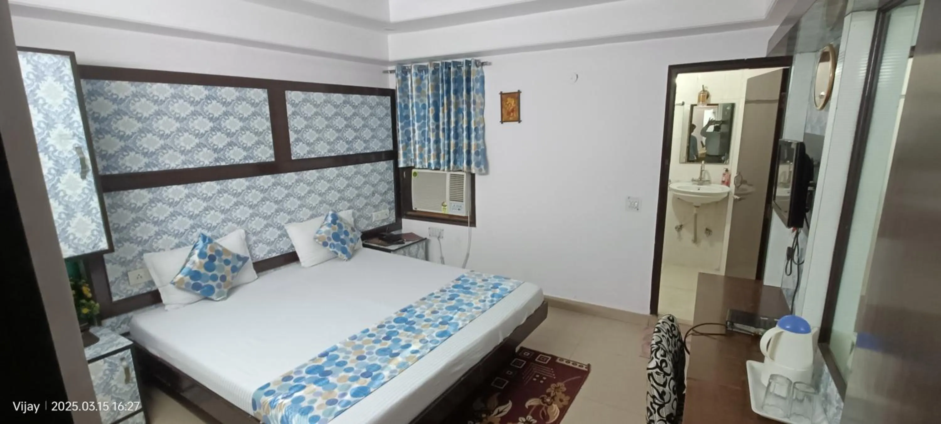Photo of the whole room, Bed in Hotel Su Shree Continental Dx Near New Delhi Railway Station