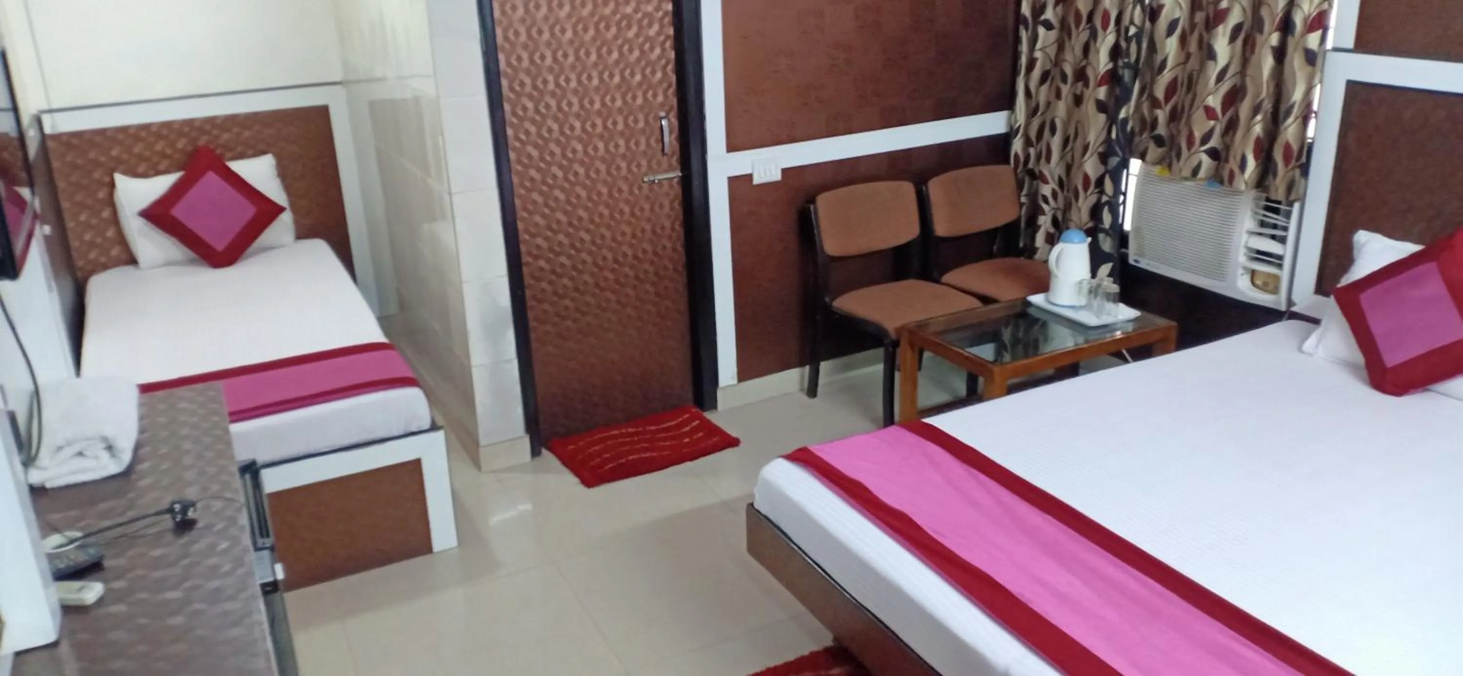Bedroom, Bed in Hotel Su Shree Continental Dx Near New Delhi Railway Station