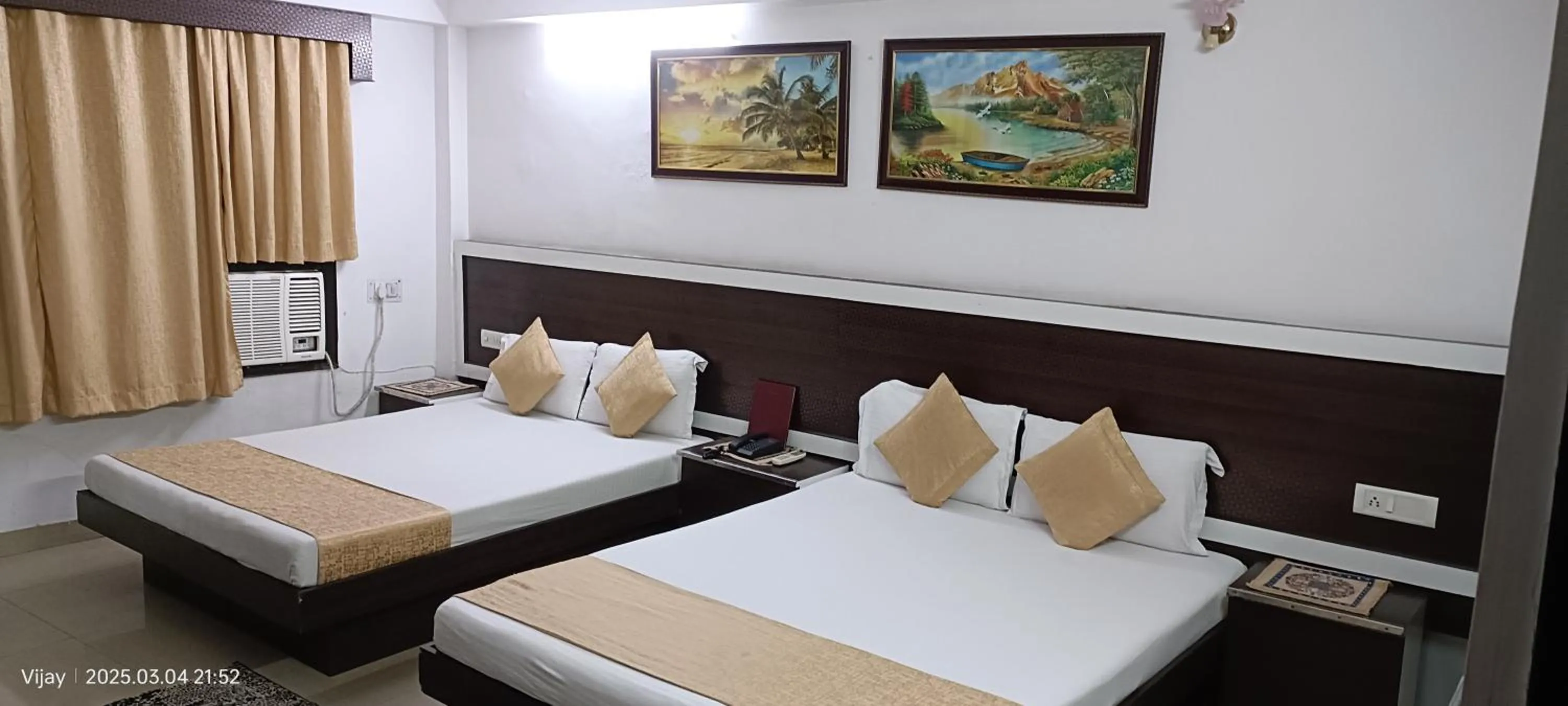 Photo of the whole room, Bed in Hotel Su Shree Continental Dx Near New Delhi Railway Station