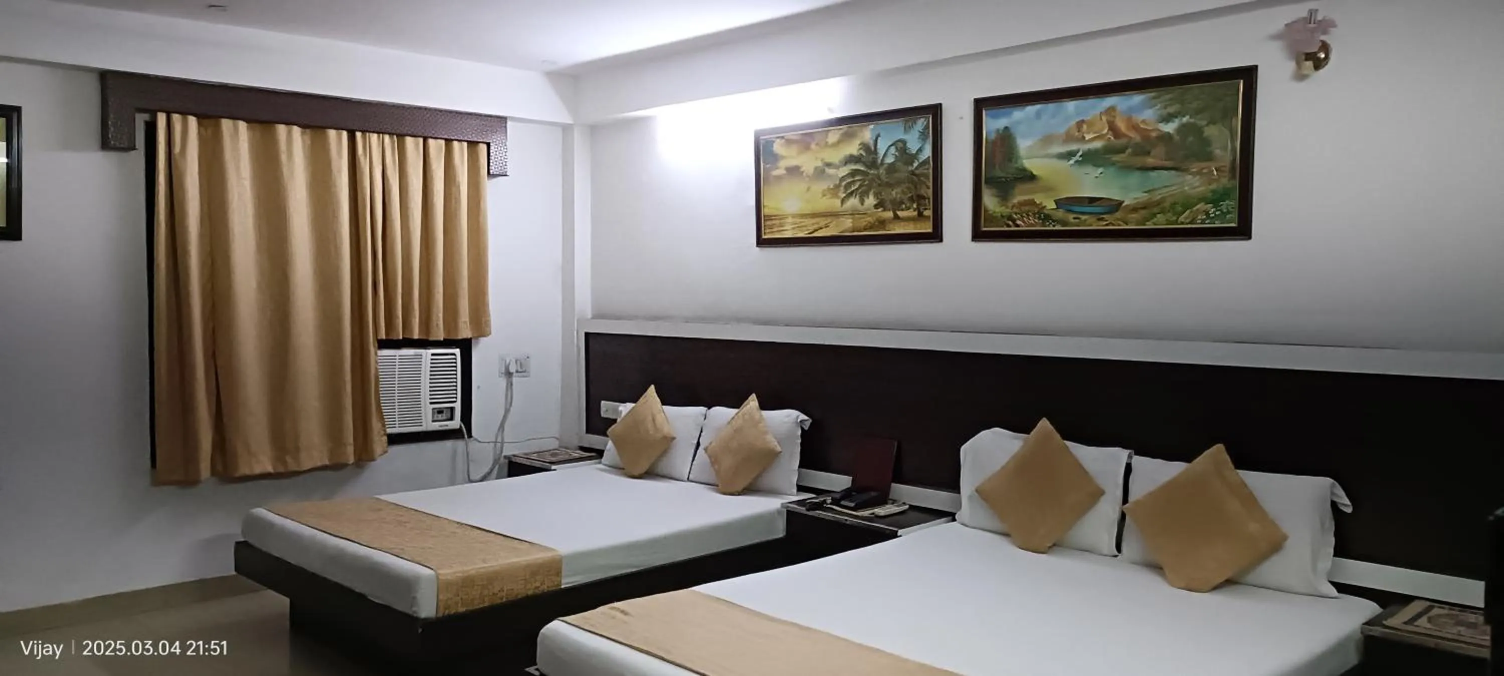 Bed in Hotel Su Shree Continental Dx Near New Delhi Railway Station