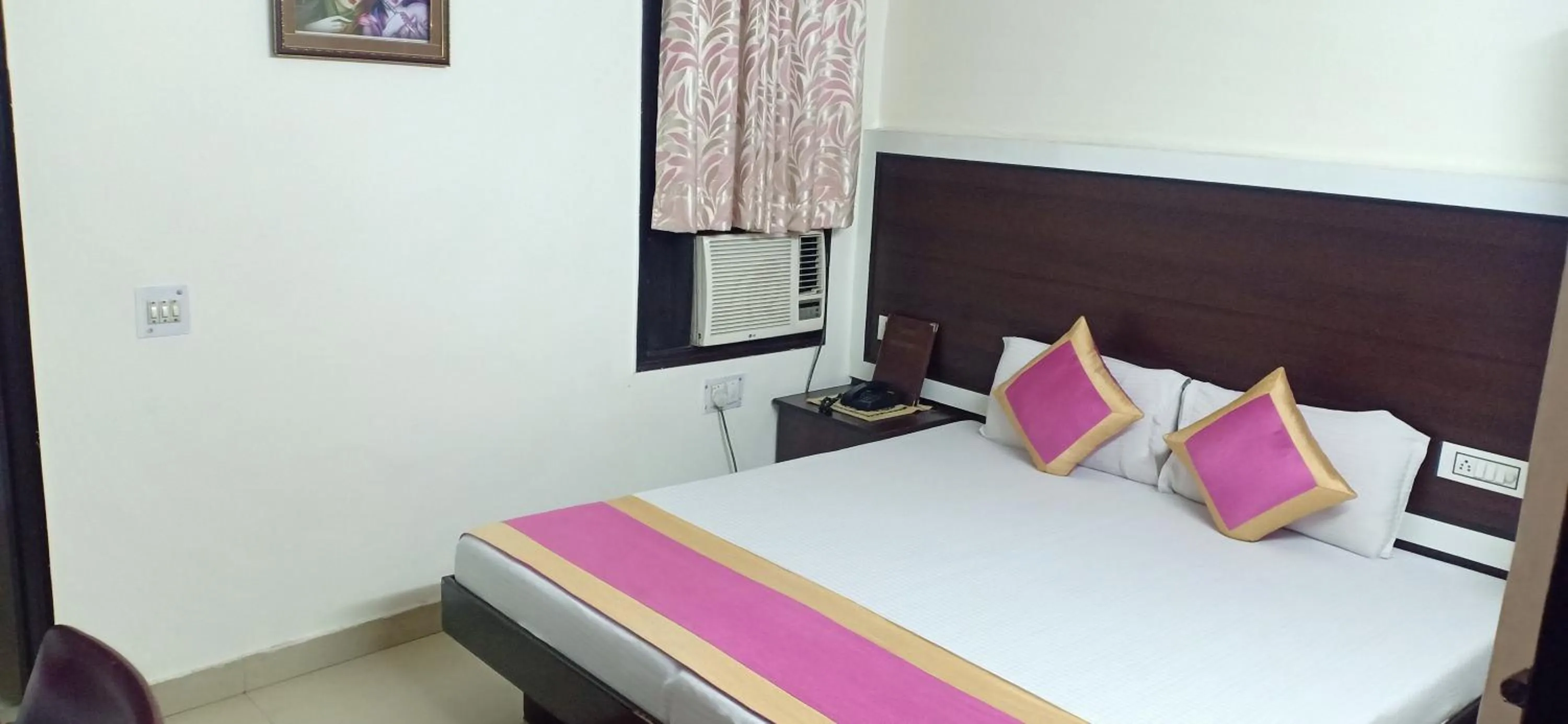 Bed in Hotel Su Shree Continental Dx Near New Delhi Railway Station