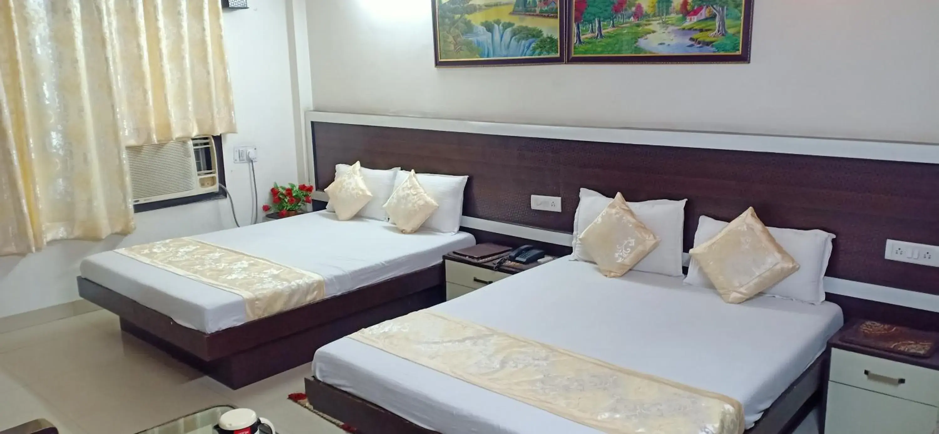 Bedroom, Bed in Hotel Su Shree Continental Dx Near New Delhi Railway Station Bedroom, Bed in Hotel Su Shree Continental Dx Near New Delhi Railway Station