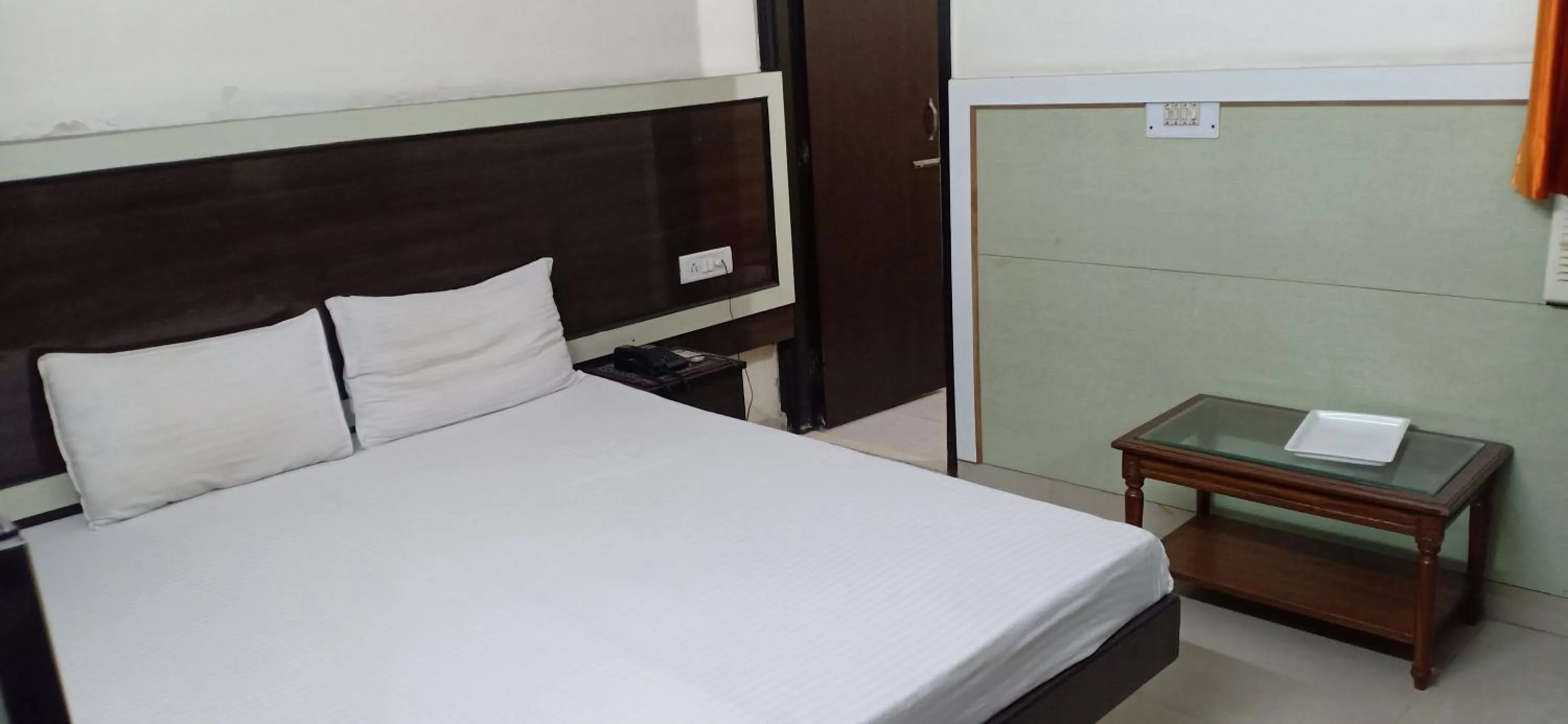 Photo of the whole room, Bed in Hotel Su Shree Continental Dx Near New Delhi Railway Station