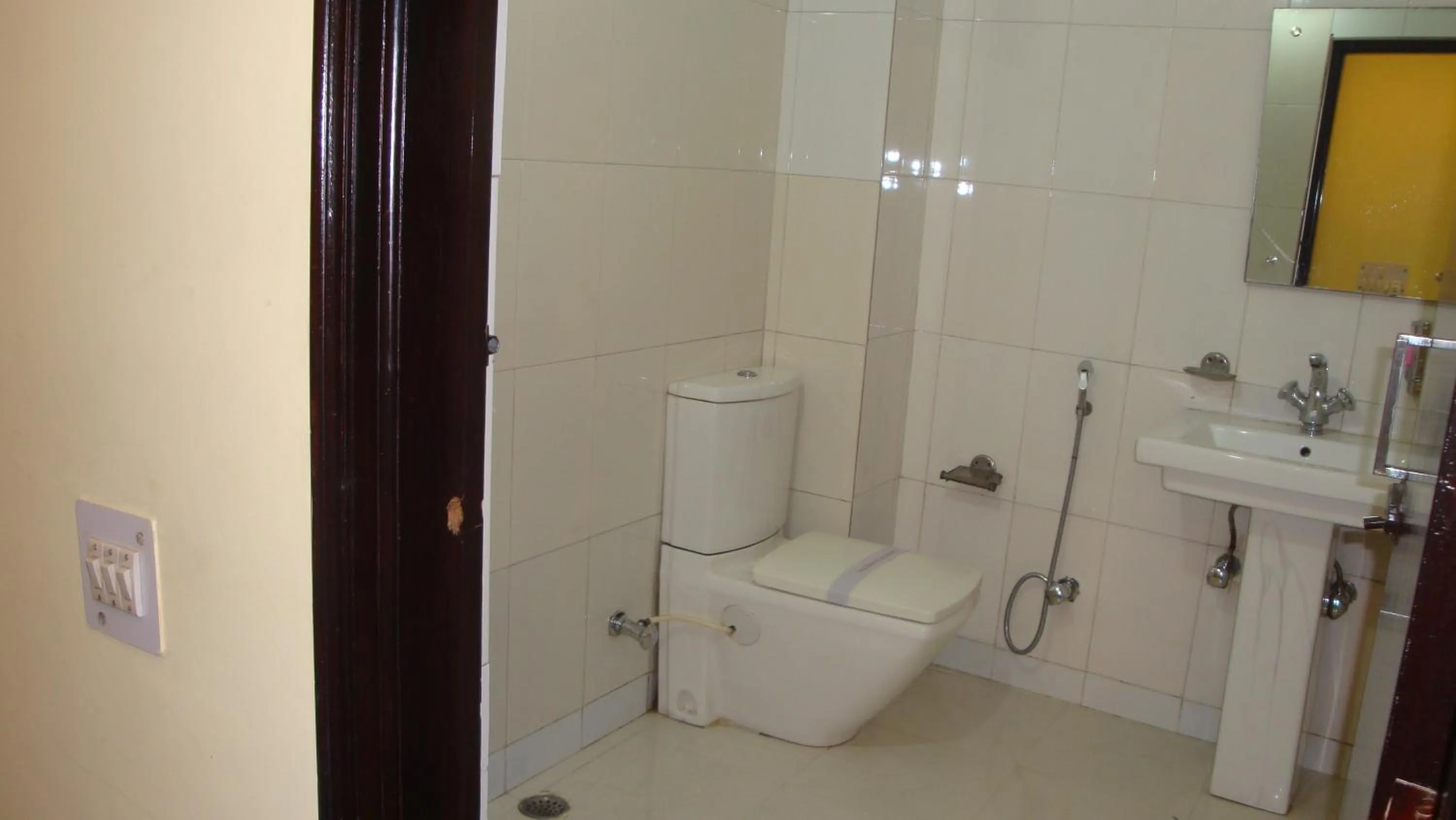 Toilet in Hotel Su Shree Continental Dx Near New Delhi Railway Station