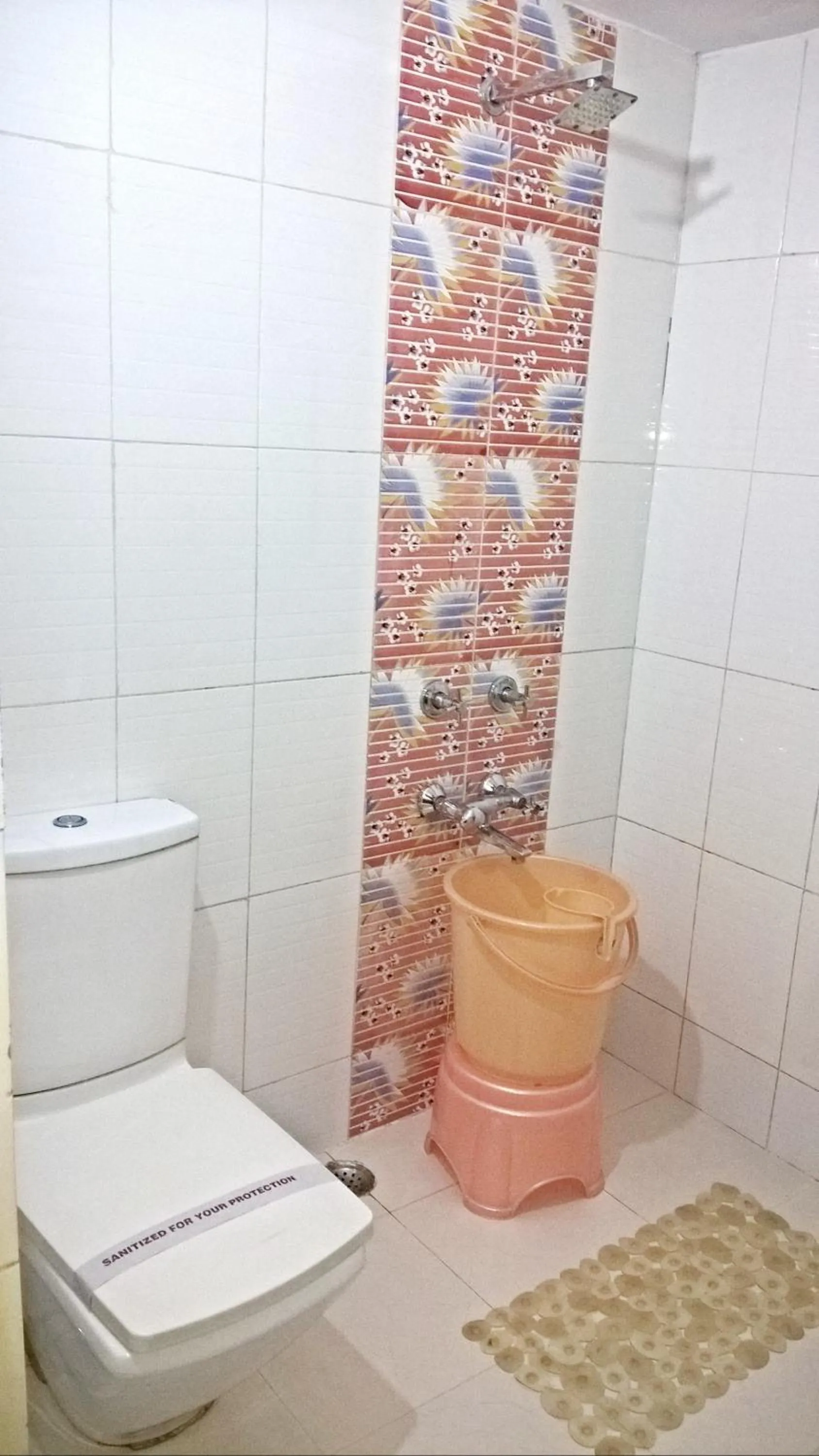 Shower in Hotel Su Shree Continental Dx Near New Delhi Railway Station