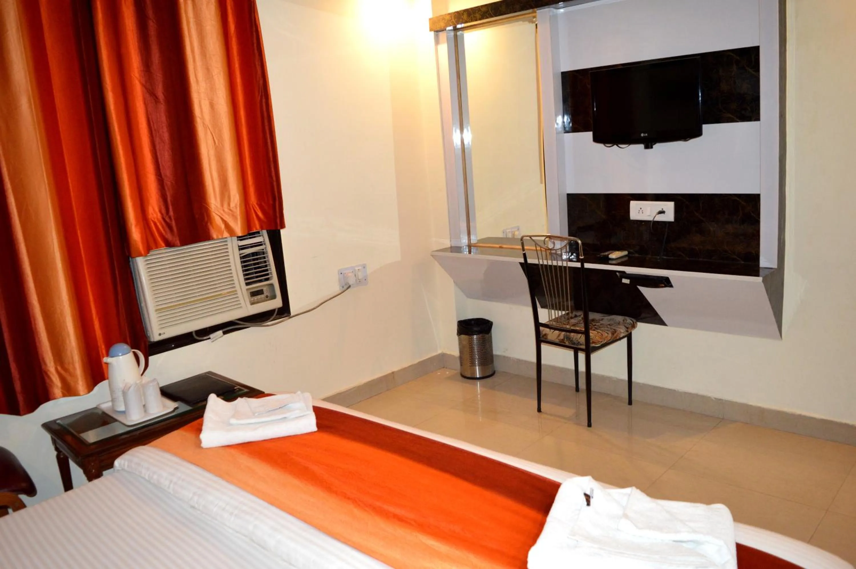 Living room, Bed in Hotel Su Shree Continental Dx Near New Delhi Railway Station