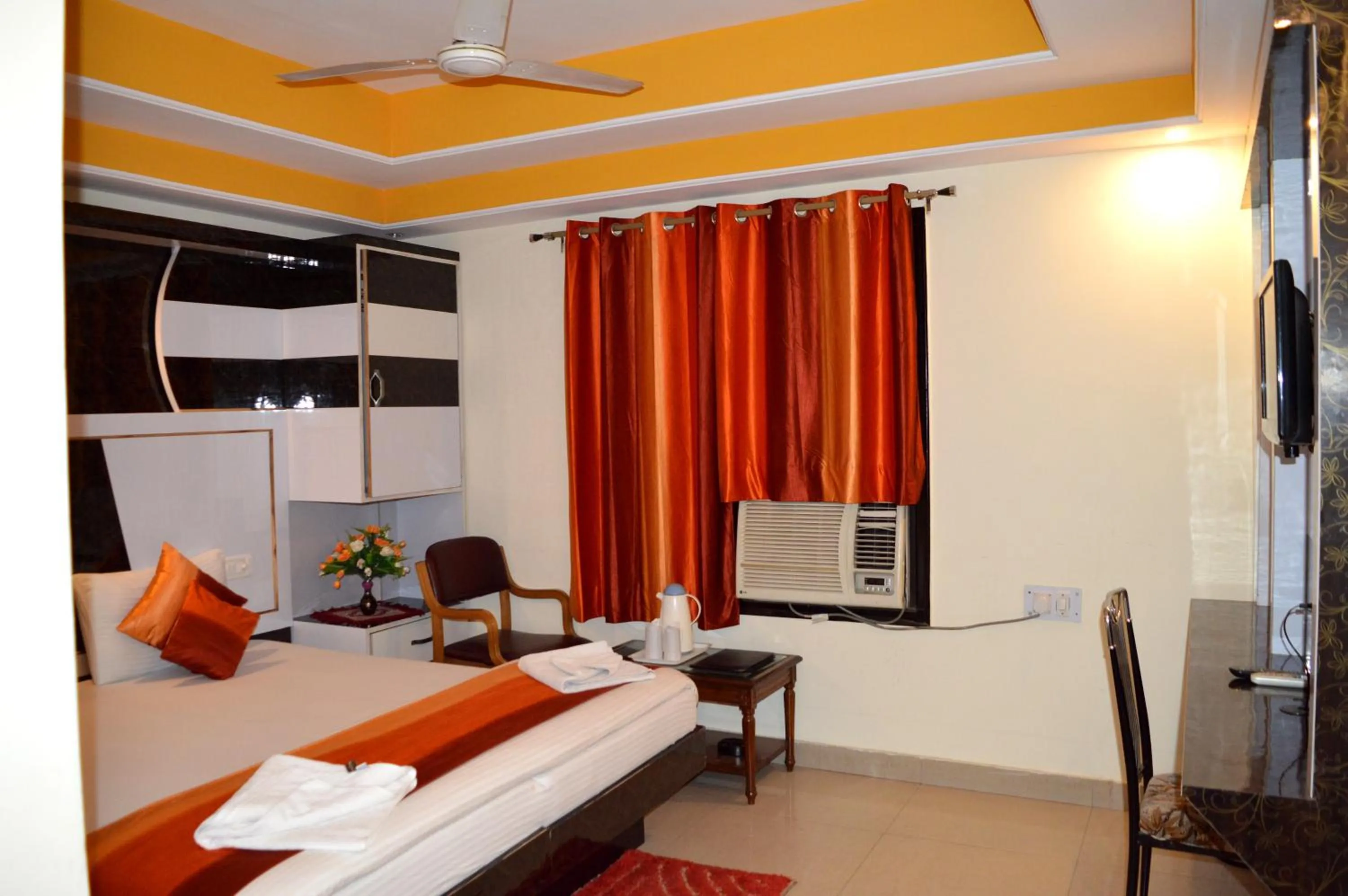 Bedroom, Bed in Hotel Su Shree Continental Dx Near New Delhi Railway Station