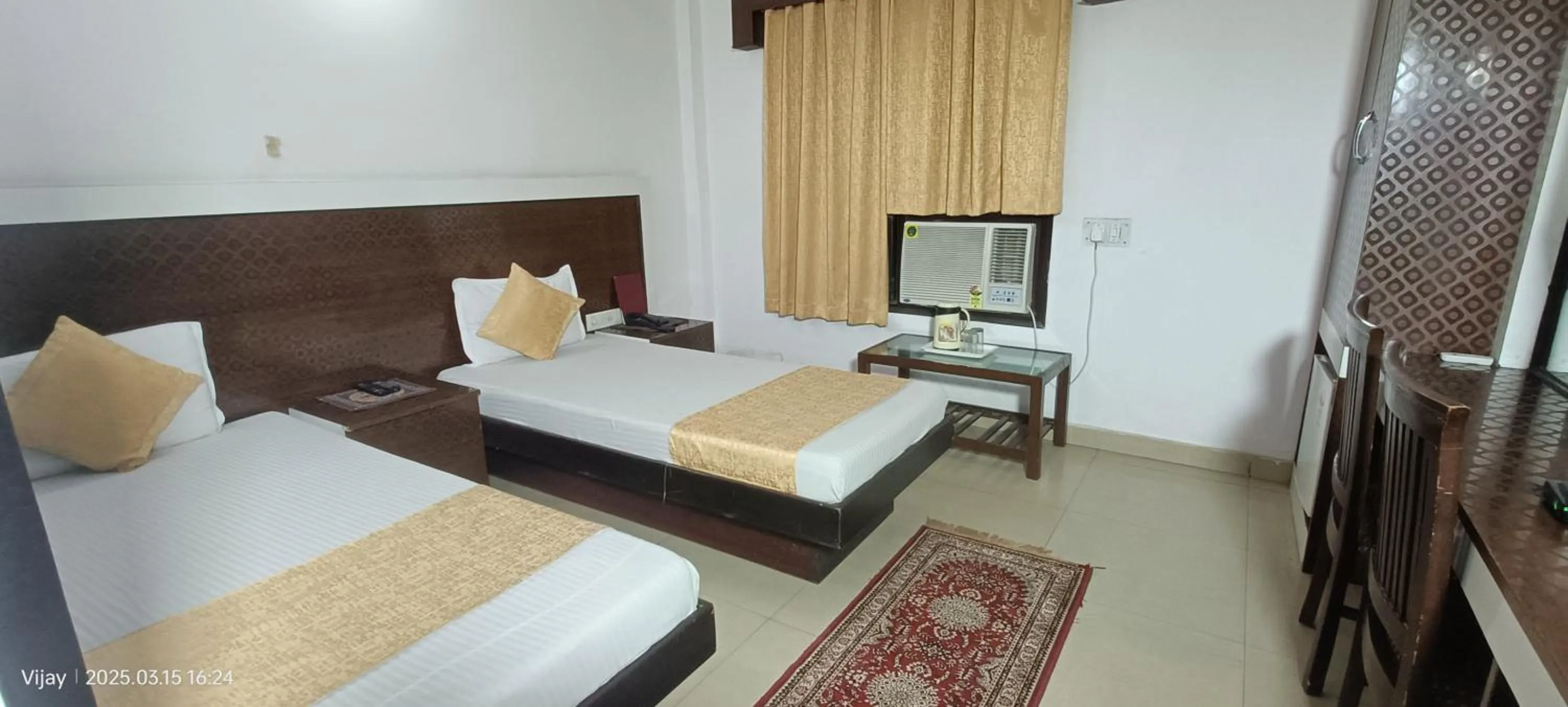 Photo of the whole room, Bed in Hotel Su Shree Continental Dx Near New Delhi Railway Station