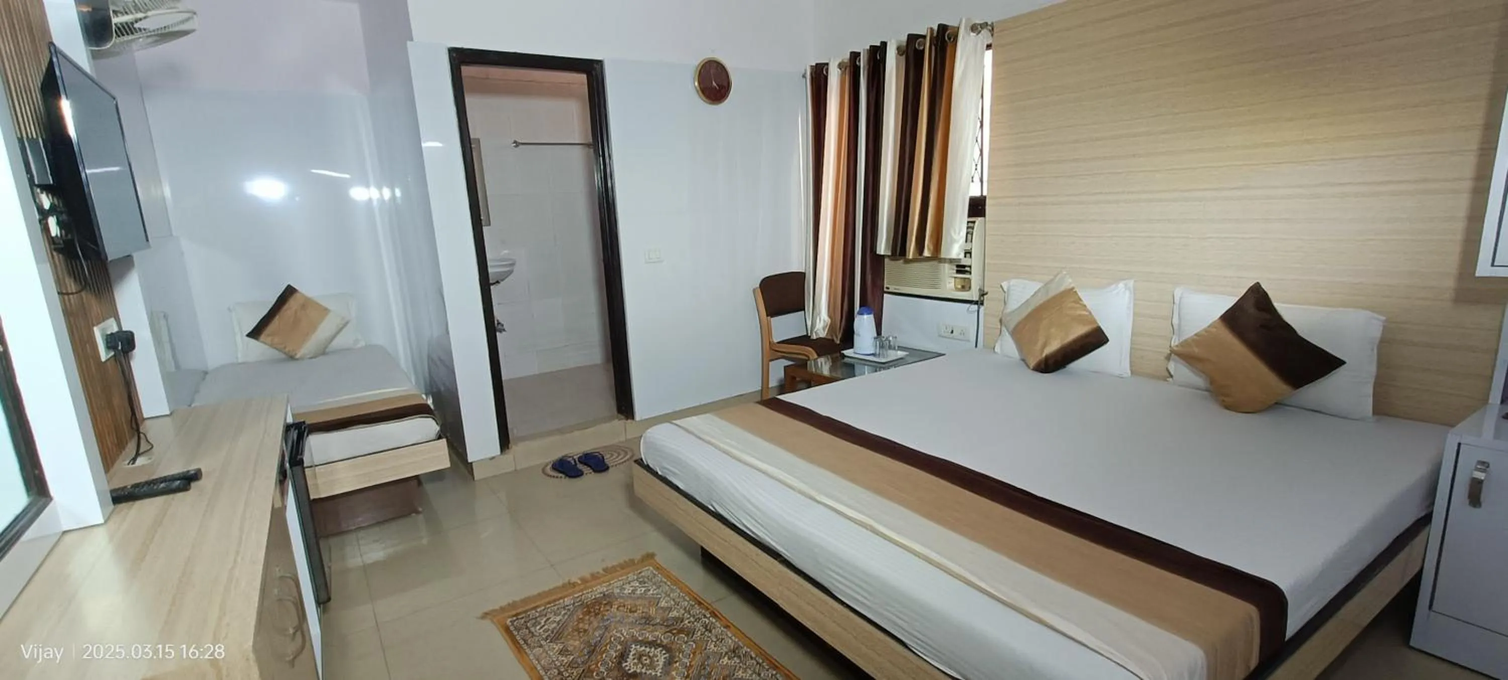 Photo of the whole room, Bed in Hotel Su Shree Continental Dx Near New Delhi Railway Station