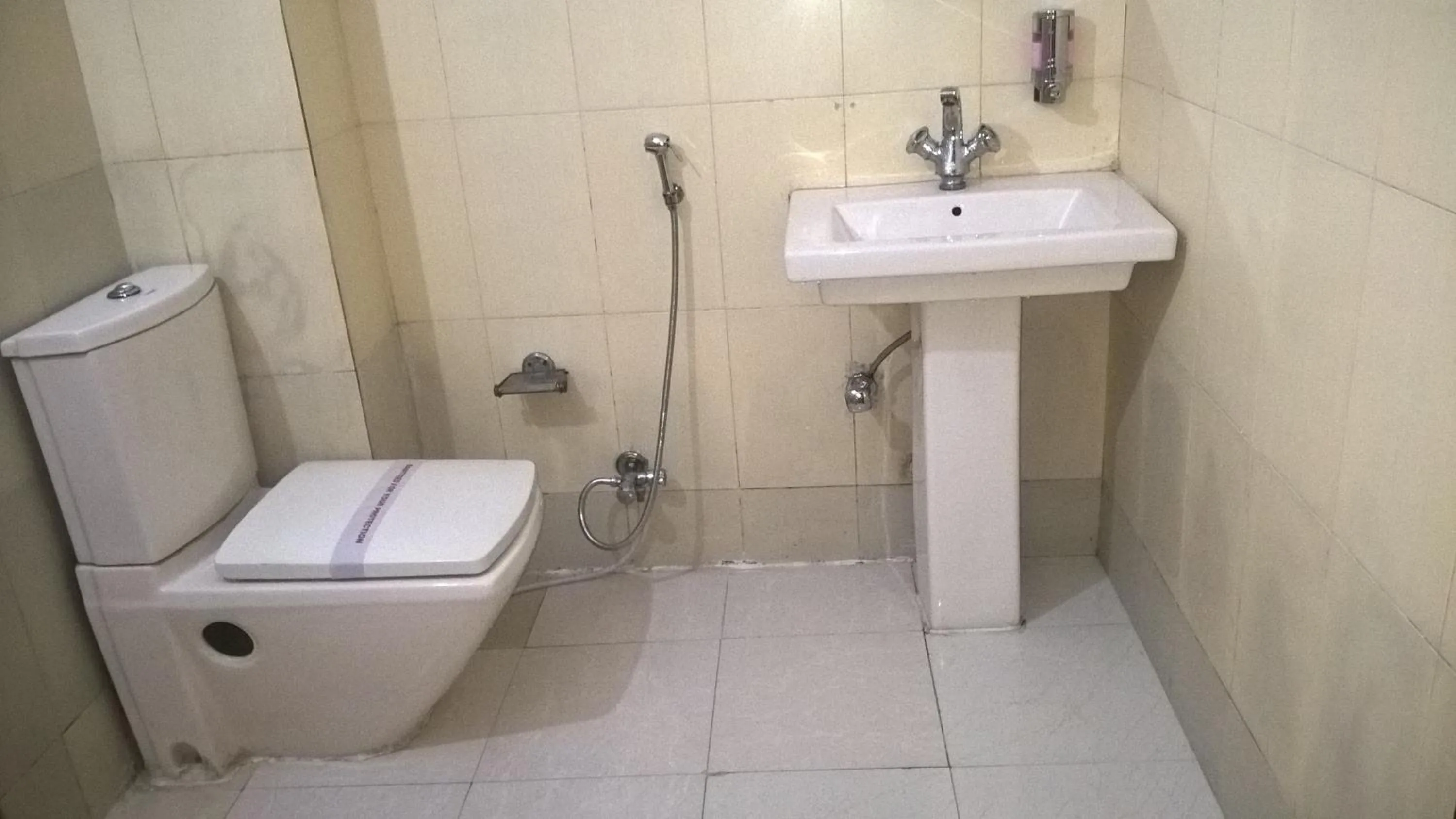 Bathroom in Hotel Su Shree Continental Dx Near New Delhi Railway Station