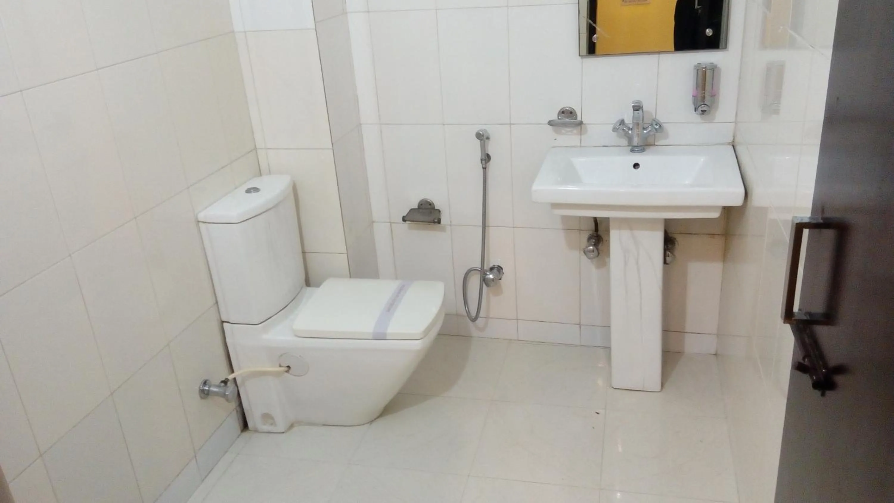 Bathroom in Hotel Su Shree Continental Dx Near New Delhi Railway Station