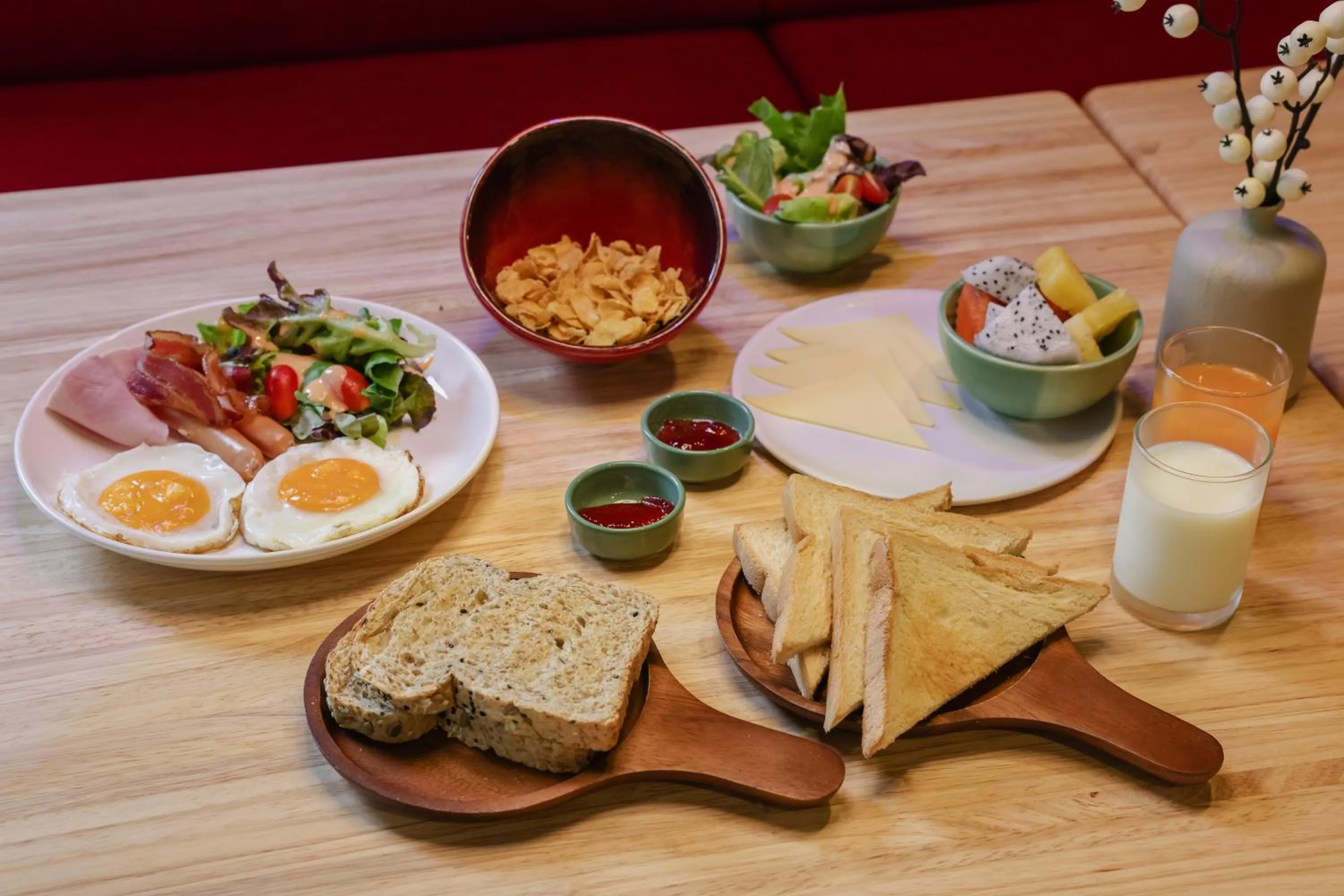 Food and drinks in Seekers Finders Rama IV Hotel SureStay Collection by BW