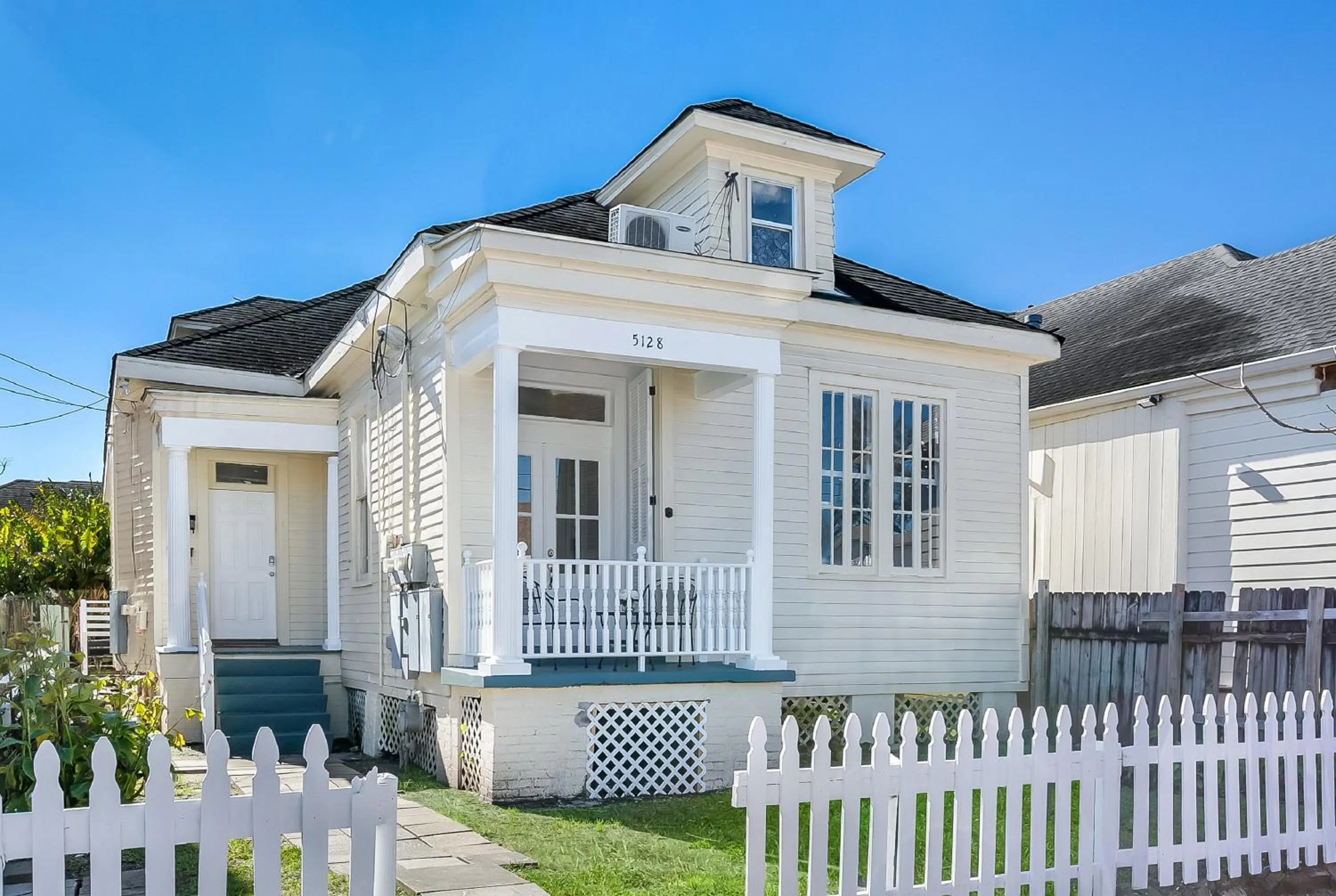 Property building in Uptown Spacious 4BD/3BA with Historic Charm