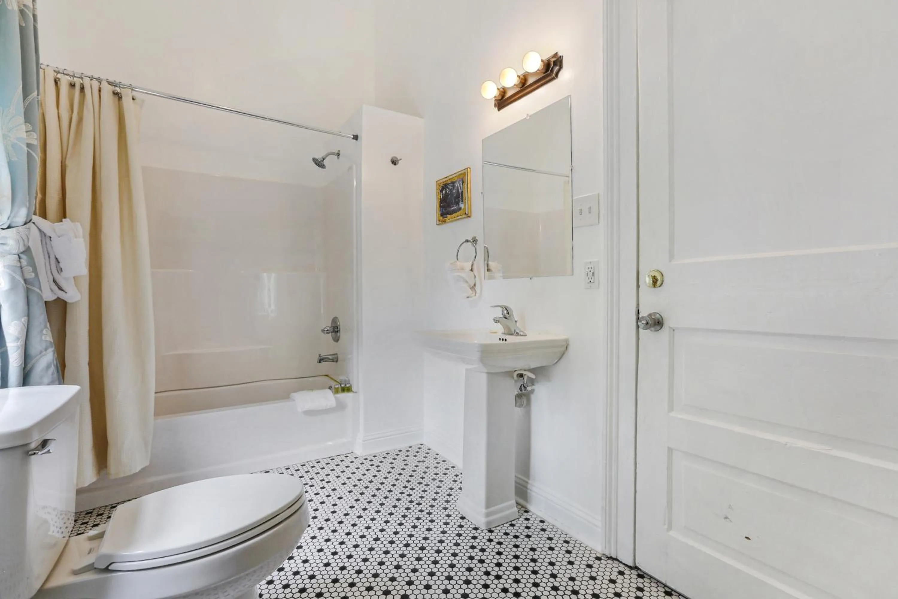 Bathroom in Uptown Spacious 4BD/3BA with Historic Charm