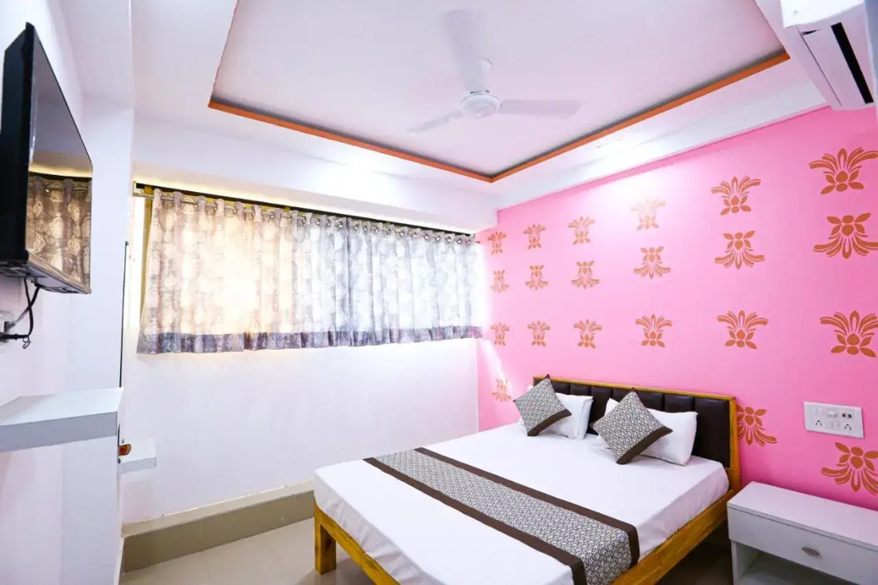 Deluxe Room - single occupancy in HOTEL GOLDEN CITY Deluxe Room - single occupancy in HOTEL GOLDEN CITY