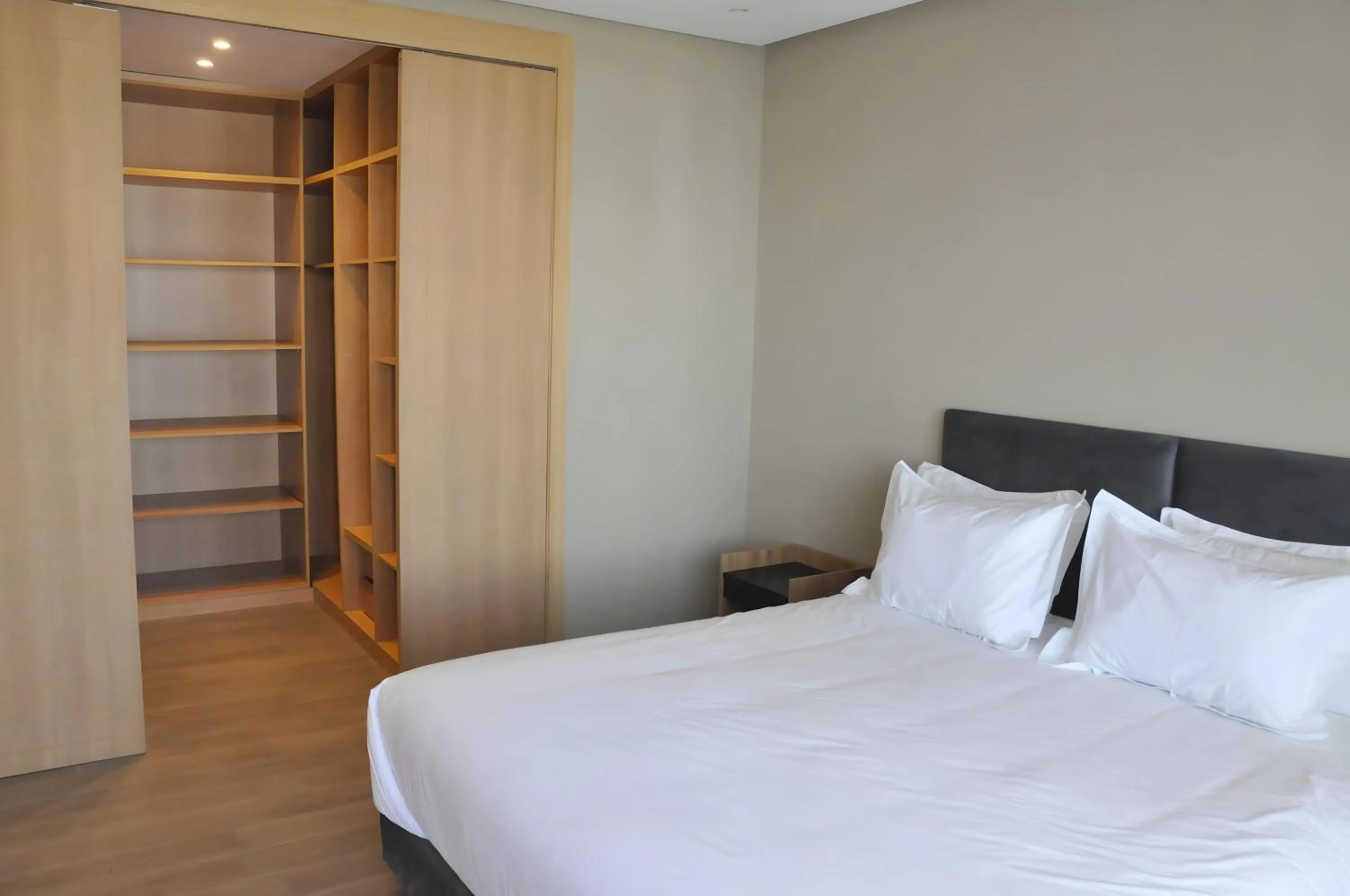 Bedroom, Bed in Dominium Residence