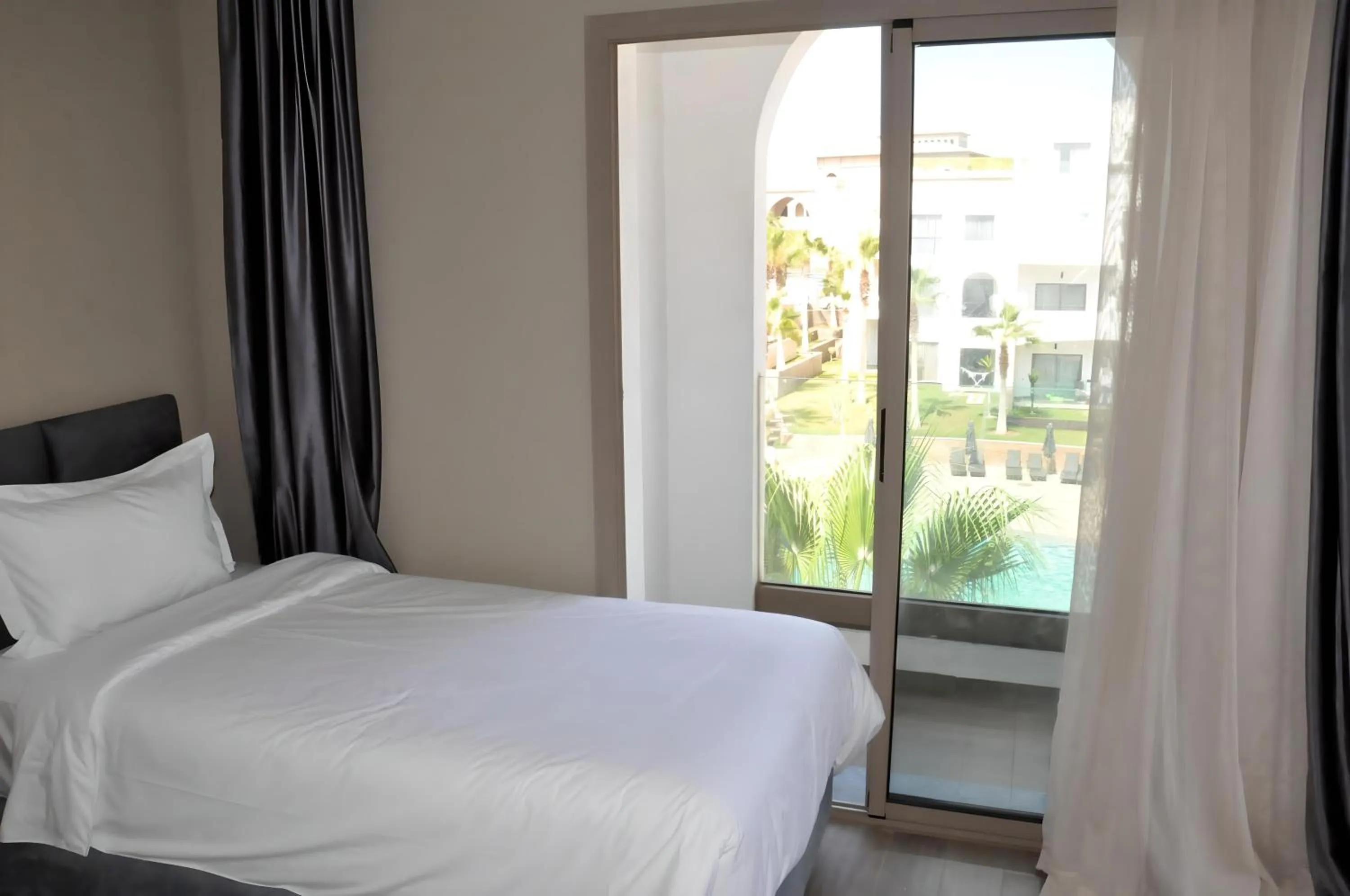 Bedroom, Bed in Dominium Residence