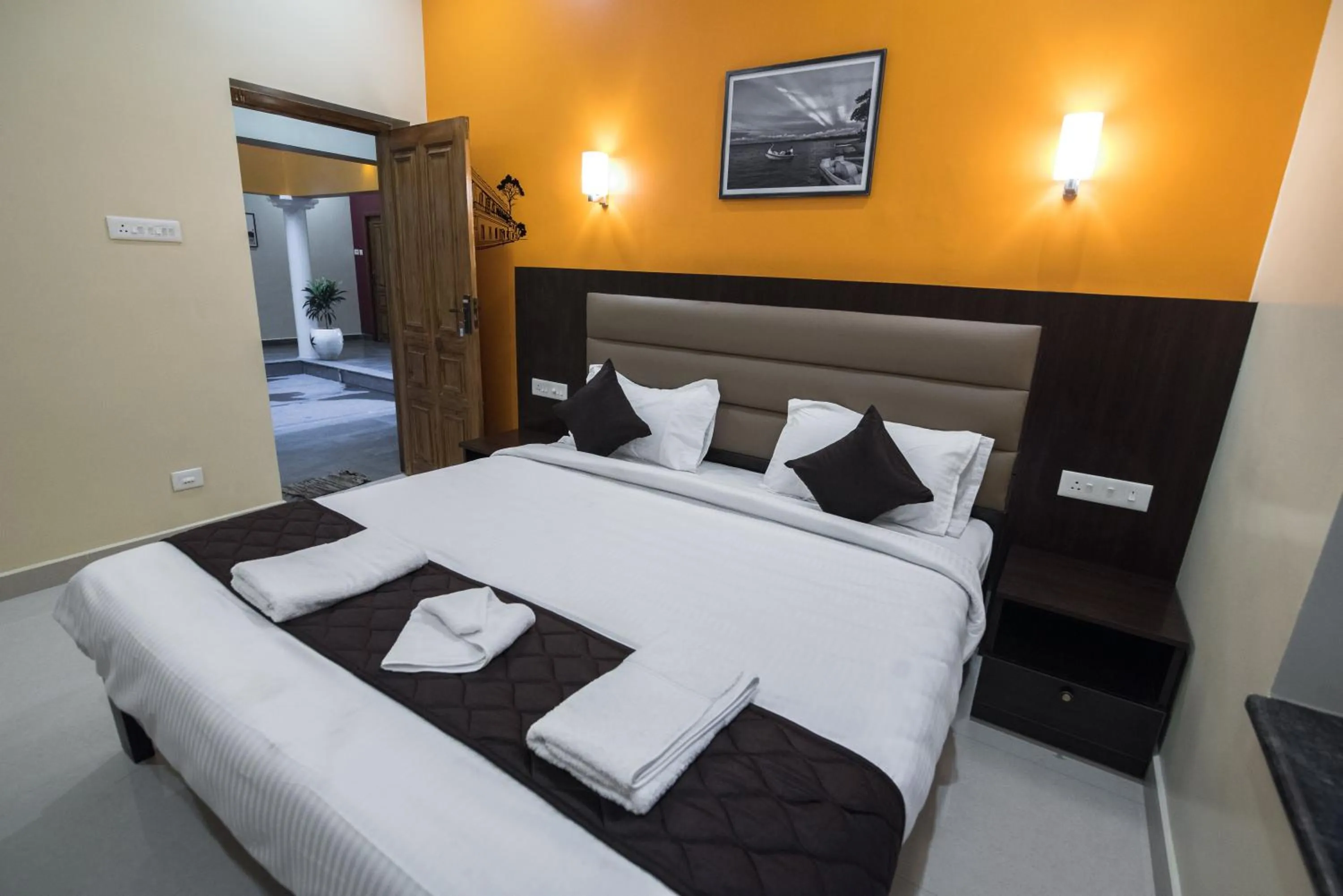 Bedroom, Bed in Saffron Vilva