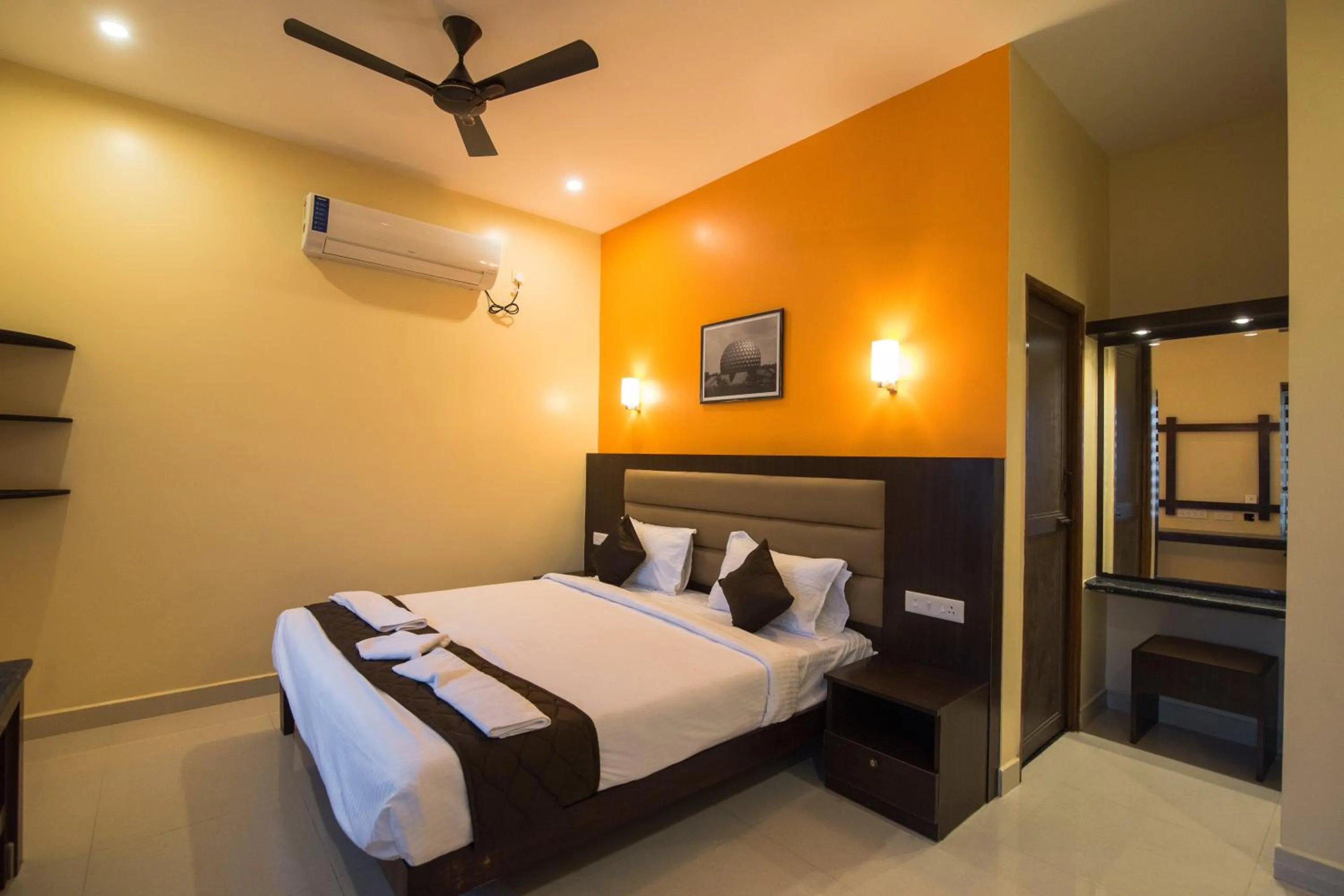 Photo of the whole room, Bed in Saffron Vilva