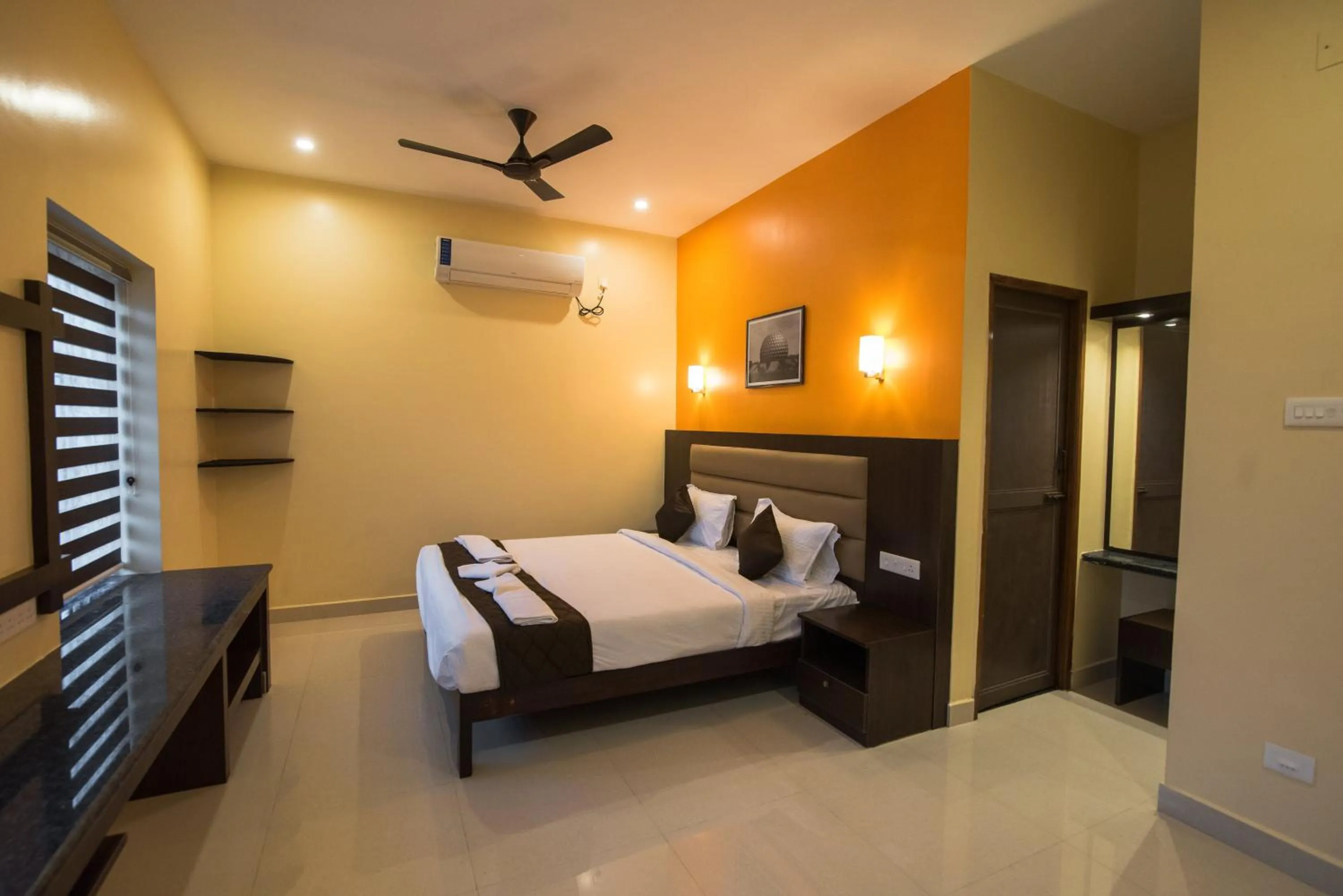 Photo of the whole room, Bed in Saffron Vilva